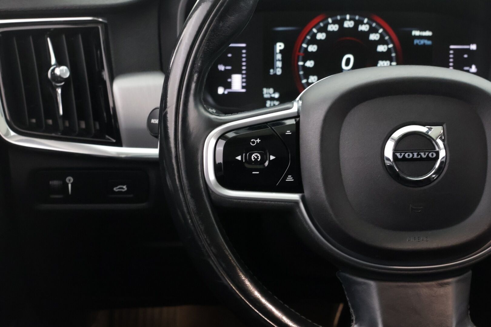 Volvo V90 2018 D3 AWD Momentum - *Myydään Huutokaupat.com!* | Koukku | Muistipenkki | Nahkasisusta | ACC | Navi | Sähkökontti | Jakohihna 4/2026 | 