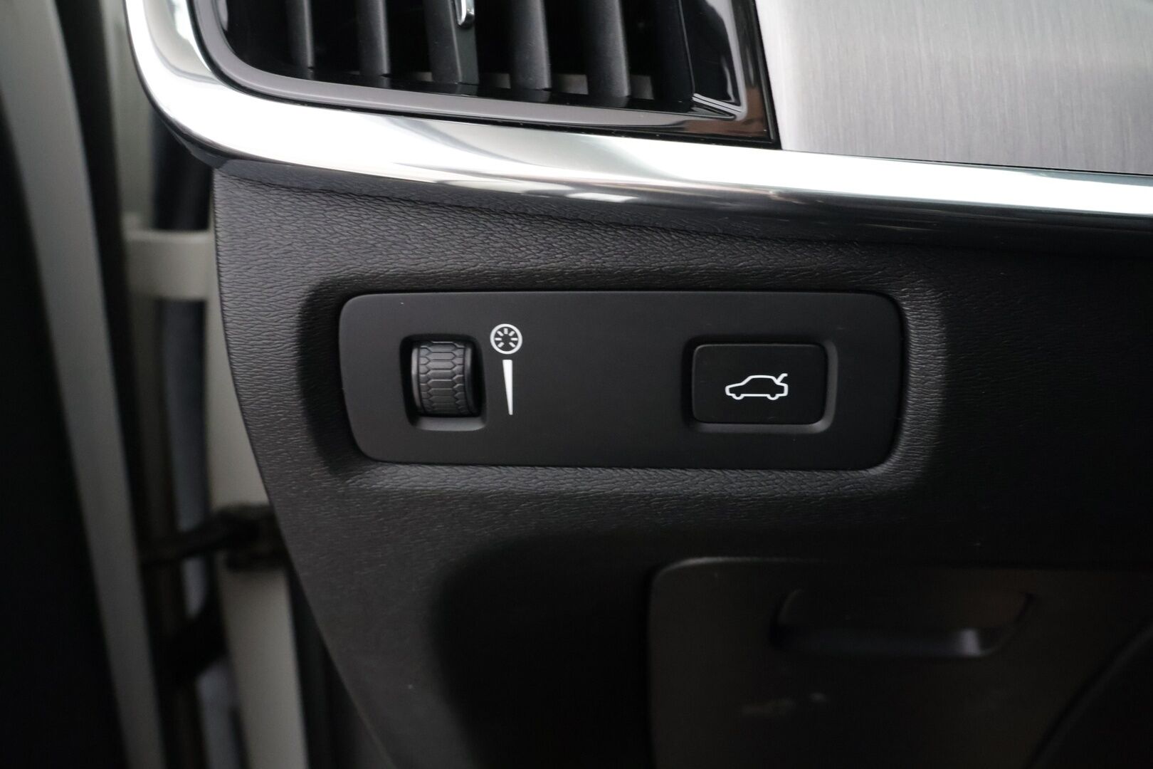 Volvo V90 2018 D3 AWD Momentum - *Myydään Huutokaupat.com!* | Koukku | Muistipenkki | Nahkasisusta | ACC | Navi | Sähkökontti | Jakohihna 4/2026 | 