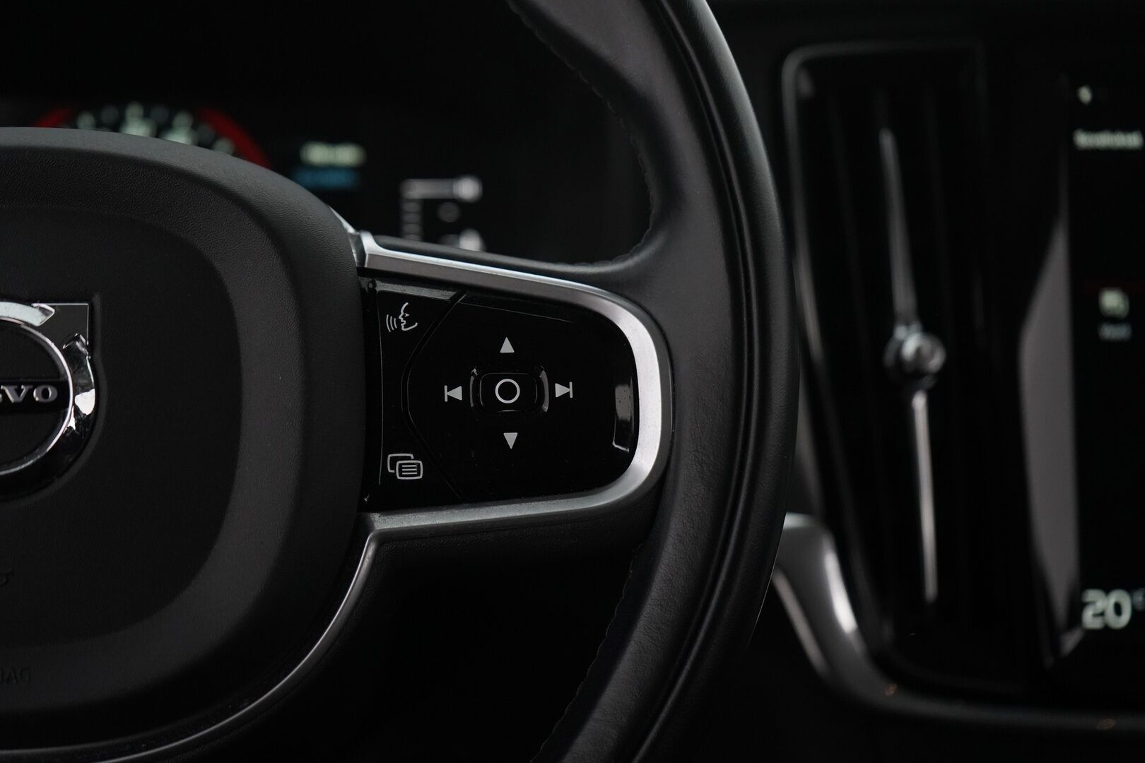 Volvo V90 2018 D4 AWD Momentum aut * ACC / Webasto / VOC / Pilot Assist / Vetokoukku * - Suomi-auto / Jakohihna juuri vaihdettu / Ei AdBlueta