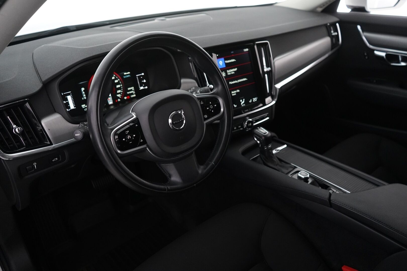 Volvo V90 2018 D4 AWD Momentum aut * ACC / Webasto / VOC / Pilot Assist / Vetokoukku * - Suomi-auto / Jakohihna juuri vaihdettu / Ei AdBlueta