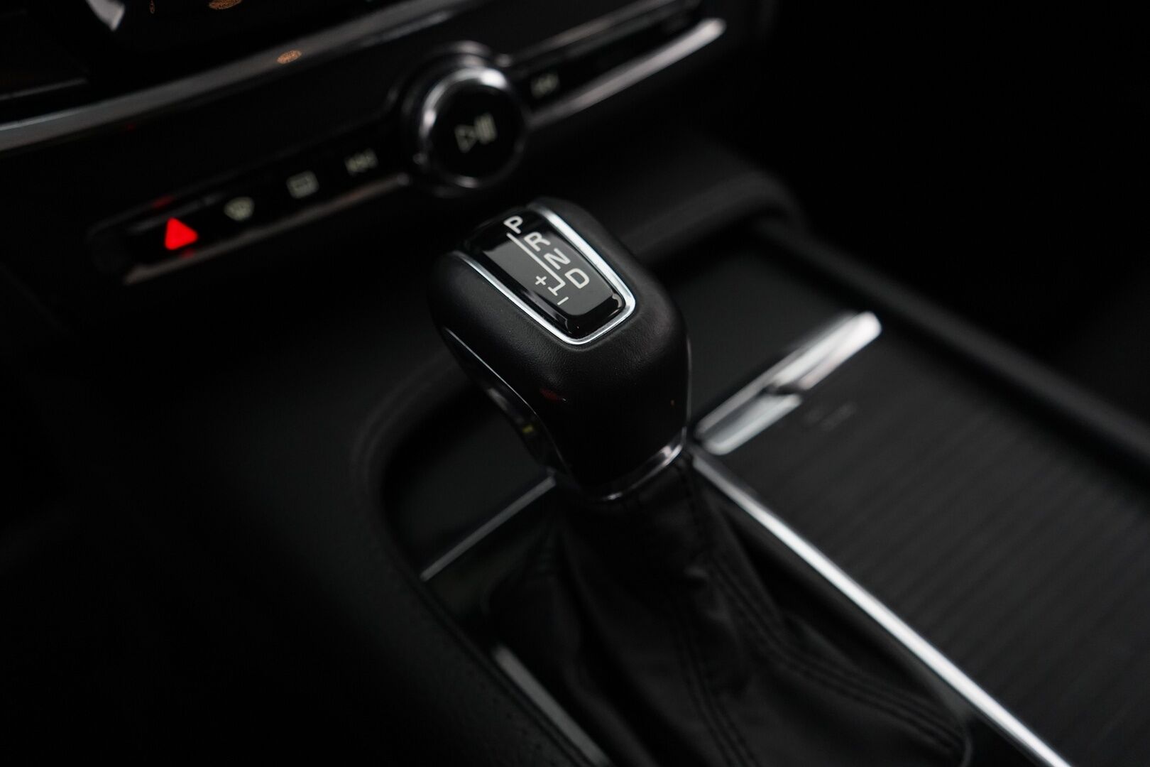 Volvo V90 2018 D4 AWD Momentum aut * ACC / Webasto / VOC / Pilot Assist / Vetokoukku * - Suomi-auto / Jakohihna juuri vaihdettu / Ei AdBlueta