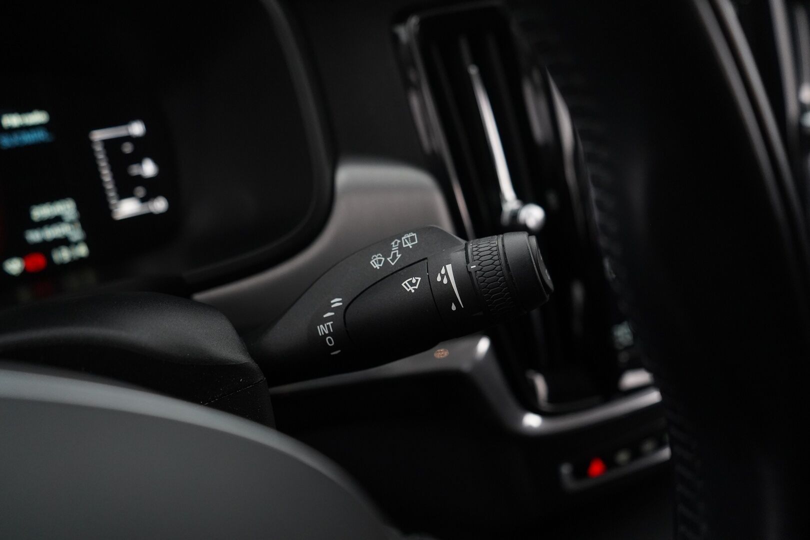 Volvo V90 2018 D4 AWD Momentum aut * ACC / Webasto / VOC / Pilot Assist / Vetokoukku * - Suomi-auto / Jakohihna juuri vaihdettu / Ei AdBlueta