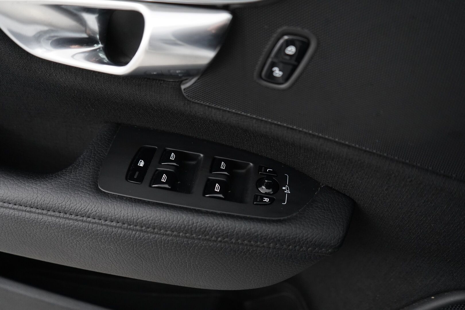 Volvo V90 2018 D4 AWD Momentum aut * ACC / Webasto / VOC / Pilot Assist / Vetokoukku * - Suomi-auto / Jakohihna juuri vaihdettu / Ei AdBlueta