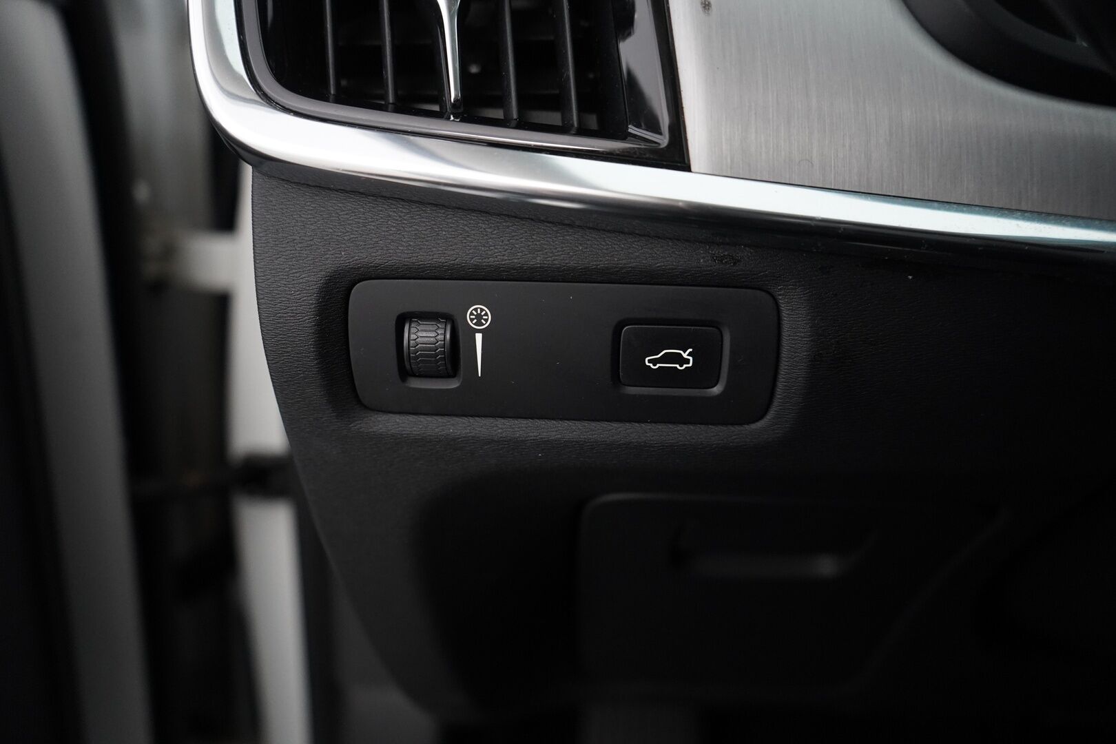 Volvo V90 2018 D4 AWD Momentum aut * ACC / Webasto / VOC / Pilot Assist / Vetokoukku * - Suomi-auto / Jakohihna juuri vaihdettu / Ei AdBlueta