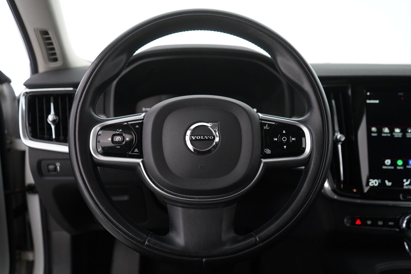 Volvo V90 2018 D4 AWD Momentum aut * ACC / Webasto / VOC / Pilot Assist / Vetokoukku * - Suomi-auto / Jakohihna juuri vaihdettu / Ei AdBlueta