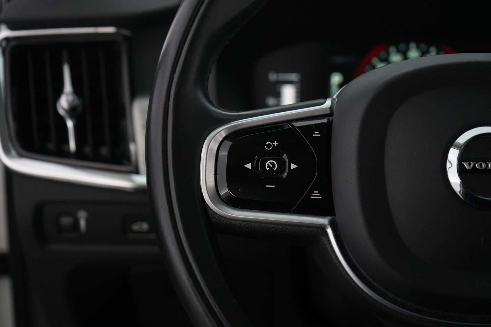 Volvo V90 2018 D4 AWD Momentum aut * ACC / Webasto / VOC / Pilot Assist / Vetokoukku * - Suomi-auto / Jakohihna juuri vaihdettu / Ei AdBlueta