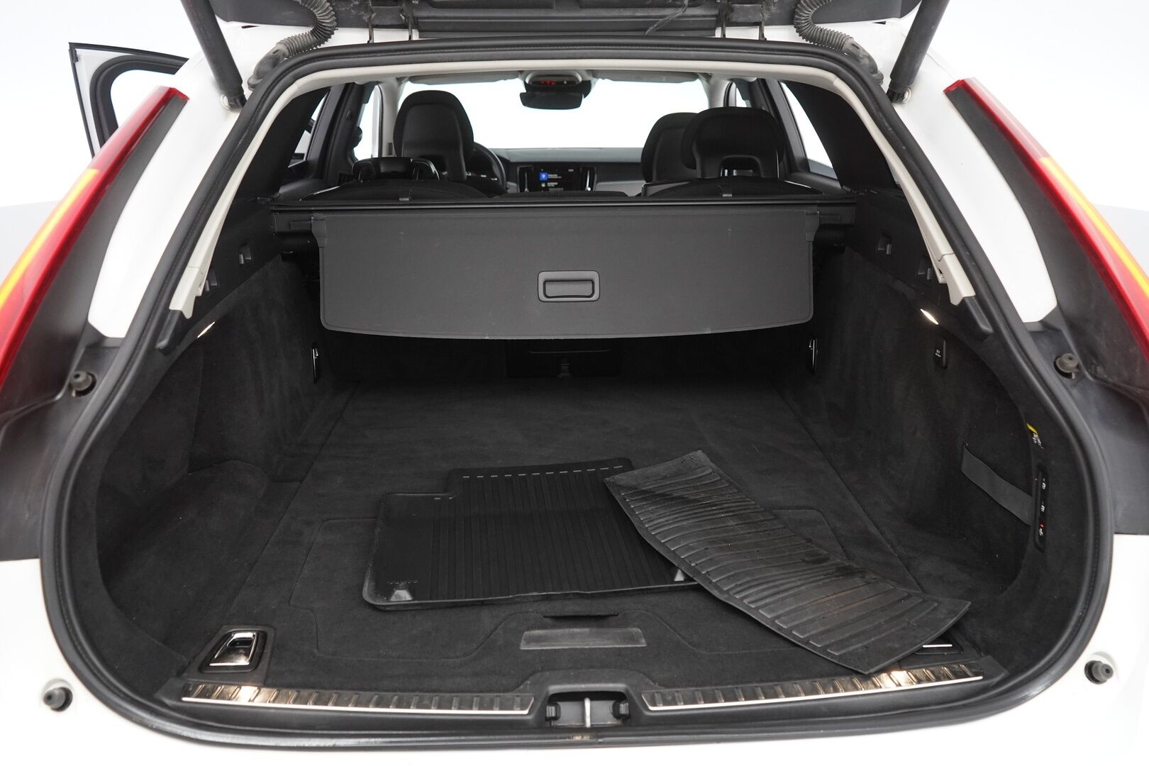 Volvo V90 2018 D4 AWD Momentum aut * ACC / Webasto / VOC / Pilot Assist / Vetokoukku * - Suomi-auto / Jakohihna juuri vaihdettu / Ei AdBlueta