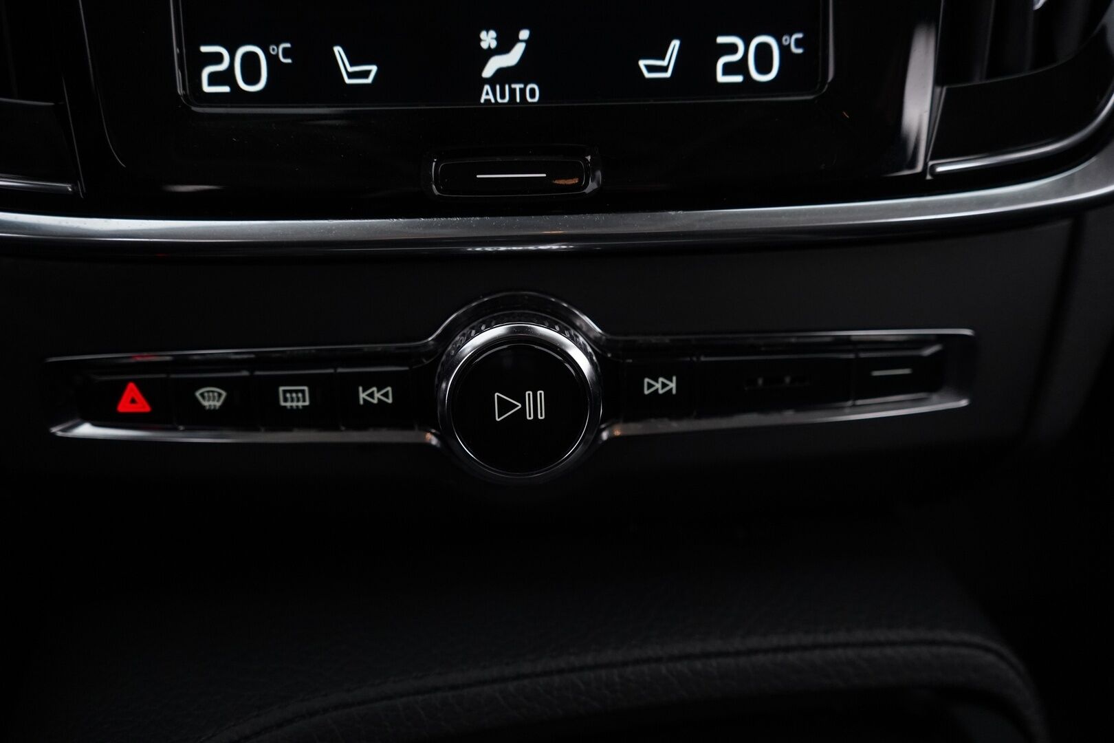 Volvo V90 2018 D4 AWD Momentum aut * ACC / Webasto / VOC / Pilot Assist / Vetokoukku * - Suomi-auto / Jakohihna juuri vaihdettu / Ei AdBlueta