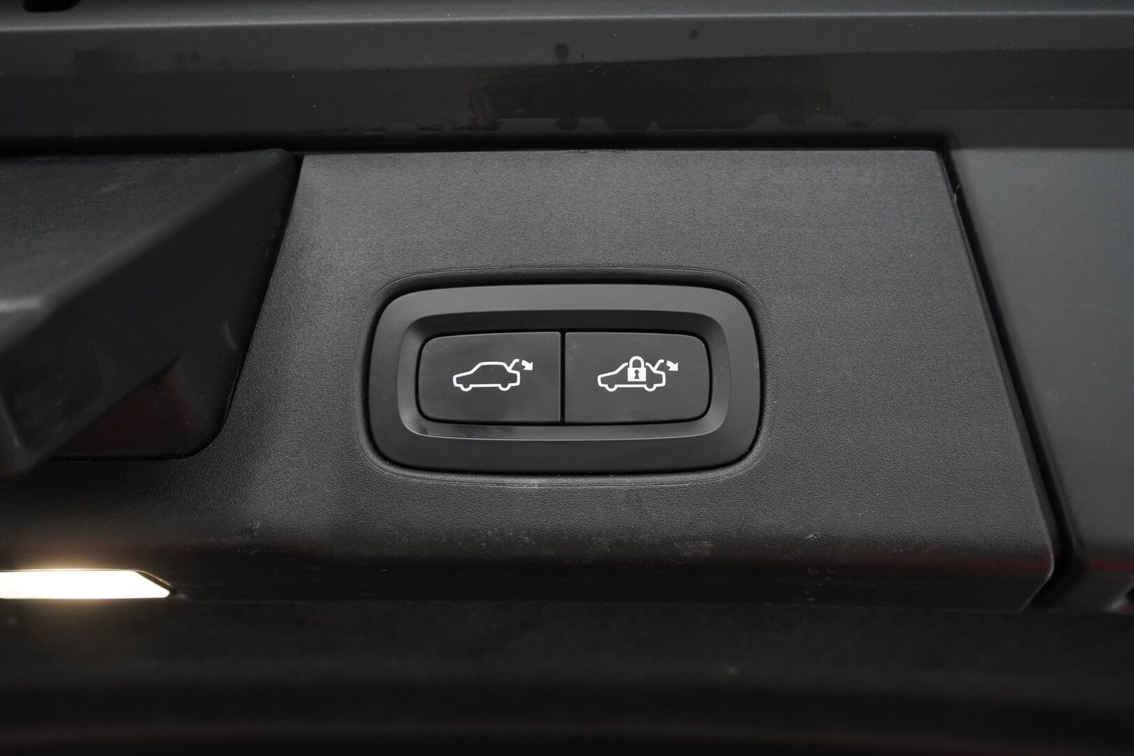 Volvo V90 2018 D4 AWD Momentum aut * ACC / Webasto / VOC / Pilot Assist / Vetokoukku * - Suomi-auto / Jakohihna juuri vaihdettu / Ei AdBlueta