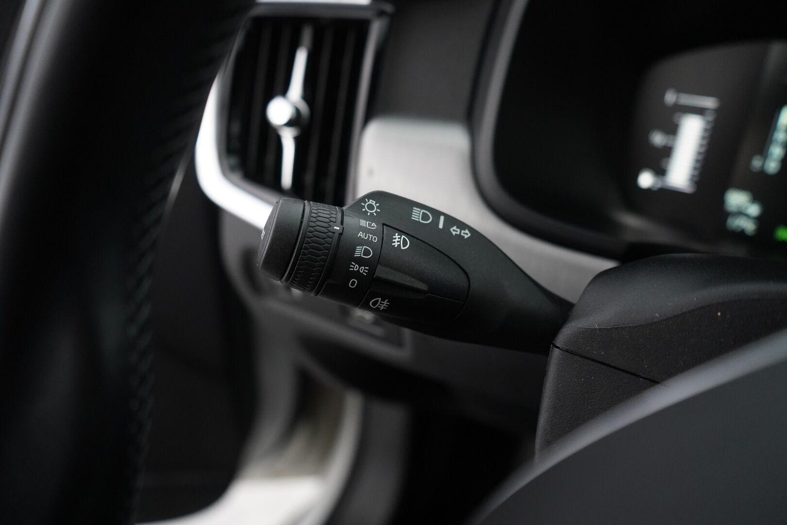 Volvo V90 2018 D4 AWD Momentum aut * ACC / Webasto / VOC / Pilot Assist / Vetokoukku * - Suomi-auto / Jakohihna juuri vaihdettu / Ei AdBlueta