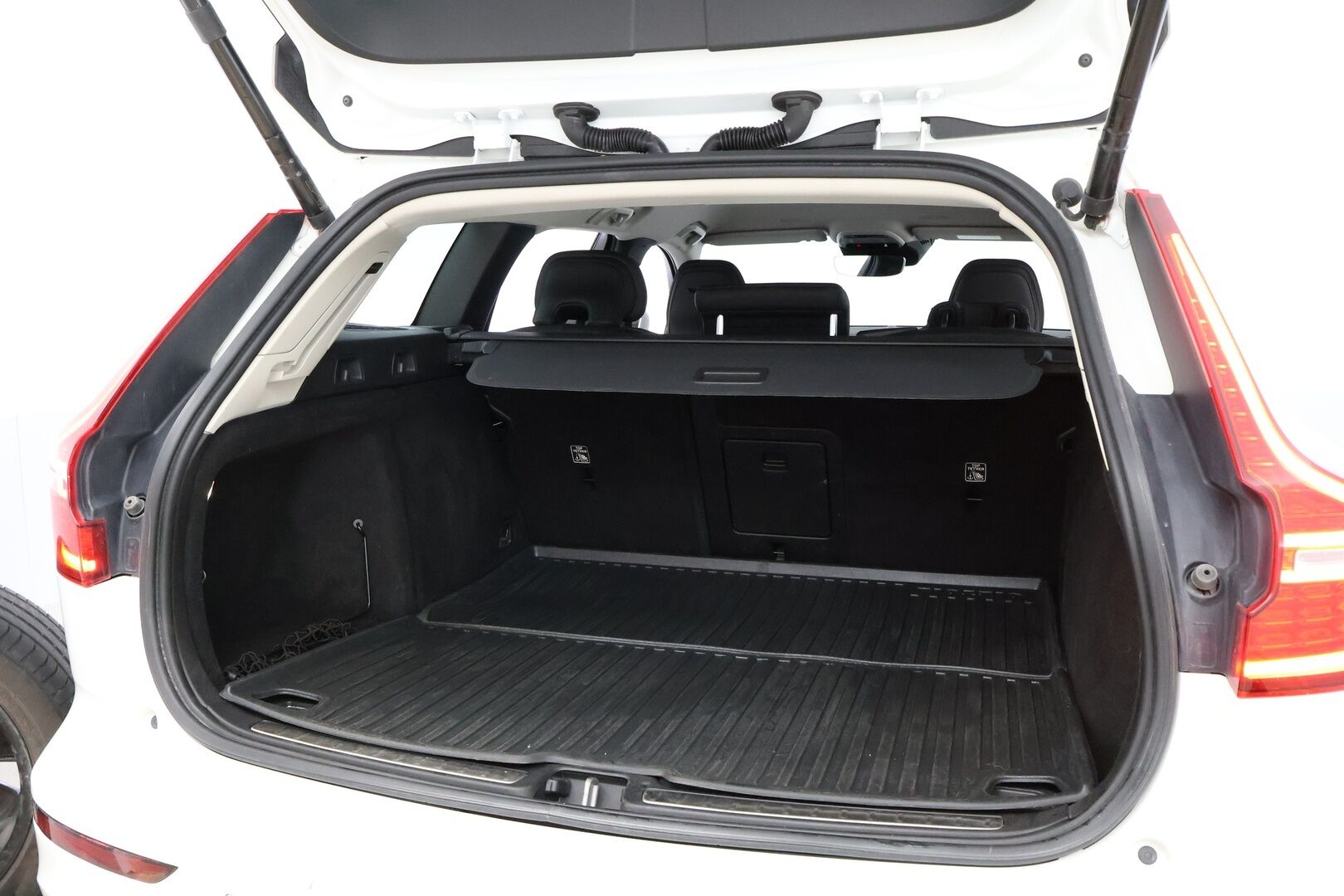 Volvo V60 2021 B3 MHEV Business Inscription aut * Suomiauto / Webasto / Adapt.Vakkari / Nahkasisusta / Peruutuskamera / Vetokoukku - Supervarusteet / Jakopää juuri tehty / Juuri tullut Tampereelle! - HULLUT BLACKWEEK JATKOT - KORKOTARJOUS 2,49%