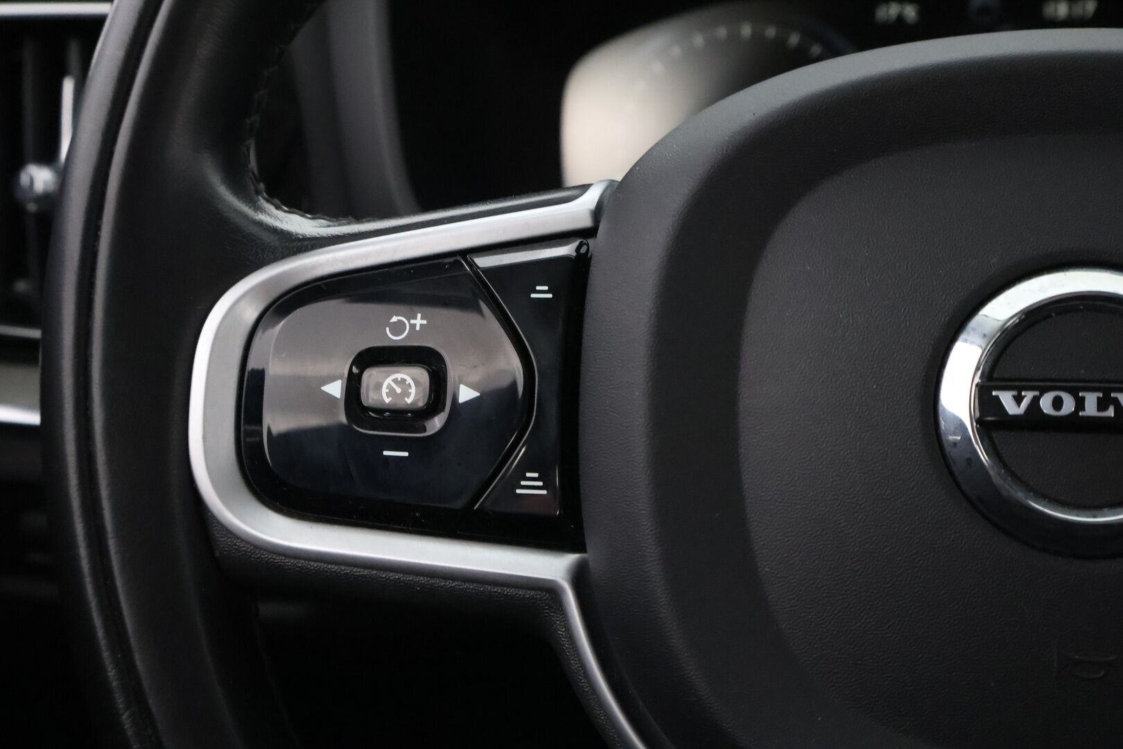 Volvo V60 2021 B3 MHEV Business Inscription aut * Suomiauto / Webasto / Adapt.Vakkari / Nahkasisusta / Peruutuskamera / Vetokoukku - Supervarusteet / Jakopää juuri tehty / Juuri tullut Tampereelle! - HULLUT BLACKWEEK JATKOT - KORKOTARJOUS 2,49%