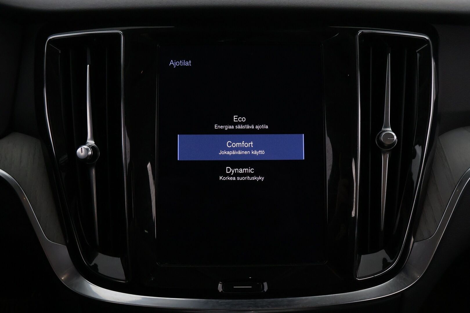 Volvo V60 2021 B3 MHEV Business Inscription aut * Suomiauto / Webasto / Adapt.Vakkari / Nahkasisusta / Peruutuskamera / Vetokoukku - Supervarusteet / Jakopää juuri tehty / Juuri tullut Tampereelle! - HULLUT BLACKWEEK JATKOT - KORKOTARJOUS 2,49%