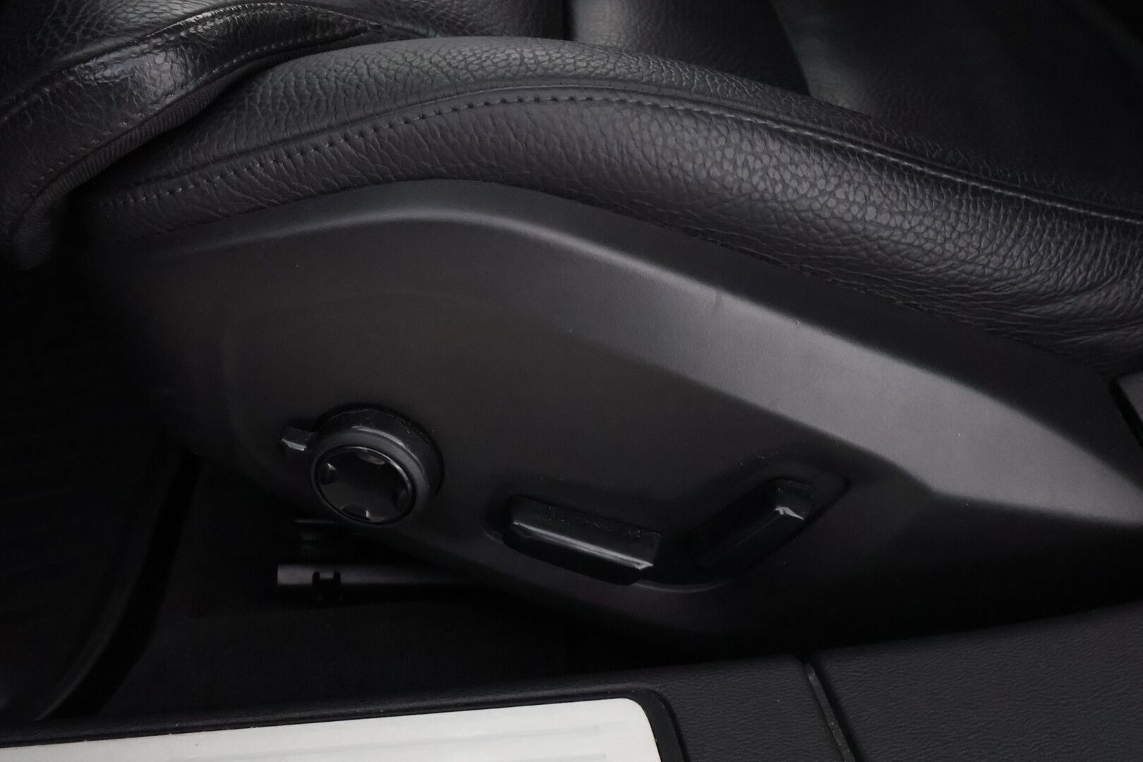 Volvo V60 2021 B3 MHEV Business Inscription aut * Suomiauto / Webasto / Adapt.Vakkari / Nahkasisusta / Peruutuskamera / Vetokoukku - Supervarusteet / Jakopää juuri tehty / Juuri tullut Tampereelle! - HULLUT BLACKWEEK JATKOT - KORKOTARJOUS 2,49%