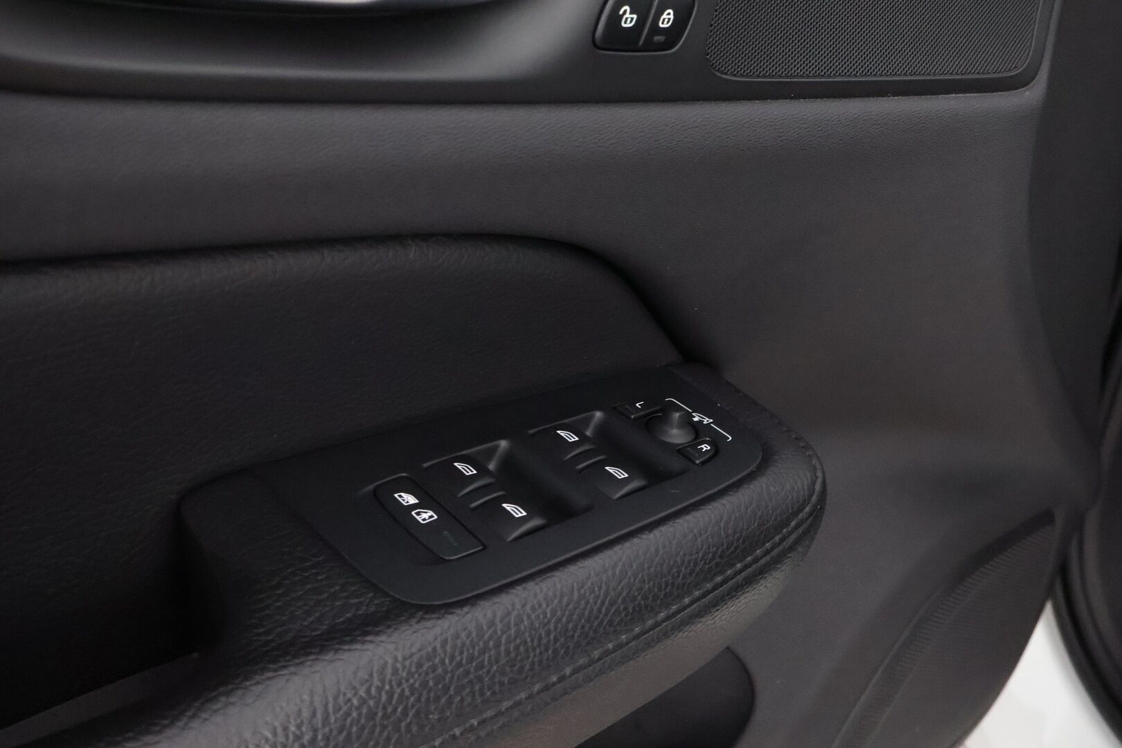 Volvo V60 2021 B3 MHEV Business Inscription aut * Suomiauto / Webasto / Adapt.Vakkari / Nahkasisusta / Peruutuskamera / Vetokoukku - Supervarusteet / Jakopää juuri tehty / Juuri tullut Tampereelle! - HULLUT BLACKWEEK JATKOT - KORKOTARJOUS 2,49%