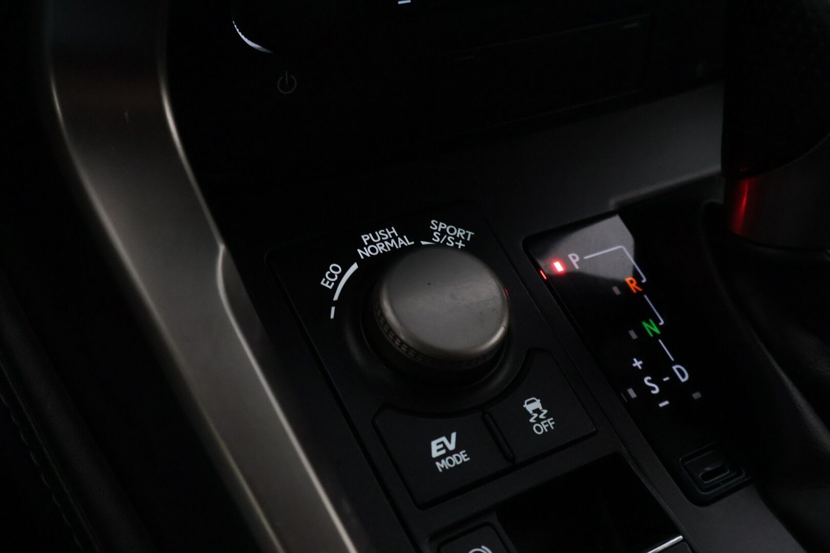 Lexus NX 2015 300H Hybrid A AWD F-Sport *ACC / Nahkasisusta / Sähköpenkit / Kattoluukku / Navi / Lohkolämmitin / P.kamera / S. Kontti* - *Loistava huoltohistoria! / Ohjauspyörän lämmitys / LED*