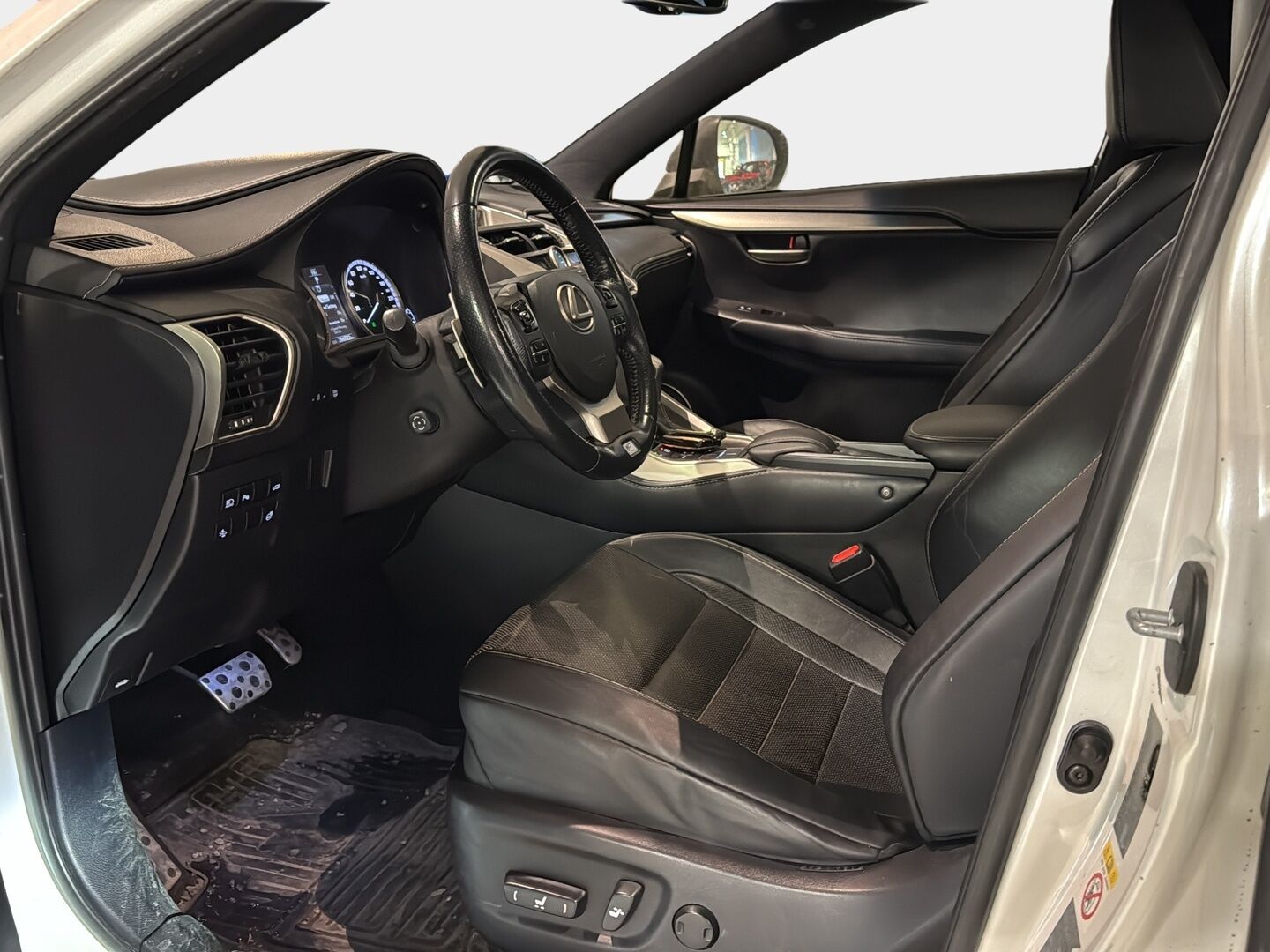 Lexus NX 2015 LEXUS NX300H Hybrid A AWD F-Sport *ACC / Nahkasisusta / Sähköpenkit / Kattoluukku / Navi / Lohkolämmitin / P.kamera / S.Luukku* - *Loistava huoltohistoria! / Ohjauspyörän lämmitys / LED*