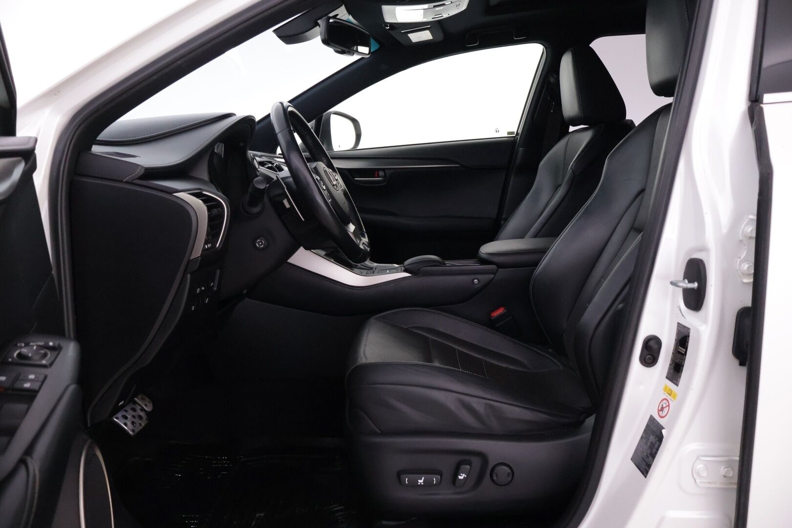 Lexus NX 2015 300H Hybrid A AWD F-Sport *ACC / Nahkasisusta / Sähköpenkit / Kattoluukku / Navi / Lohkolämmitin / P.kamera / S. Kontti* - *Loistava huoltohistoria! / Ohjauspyörän lämmitys / LED*