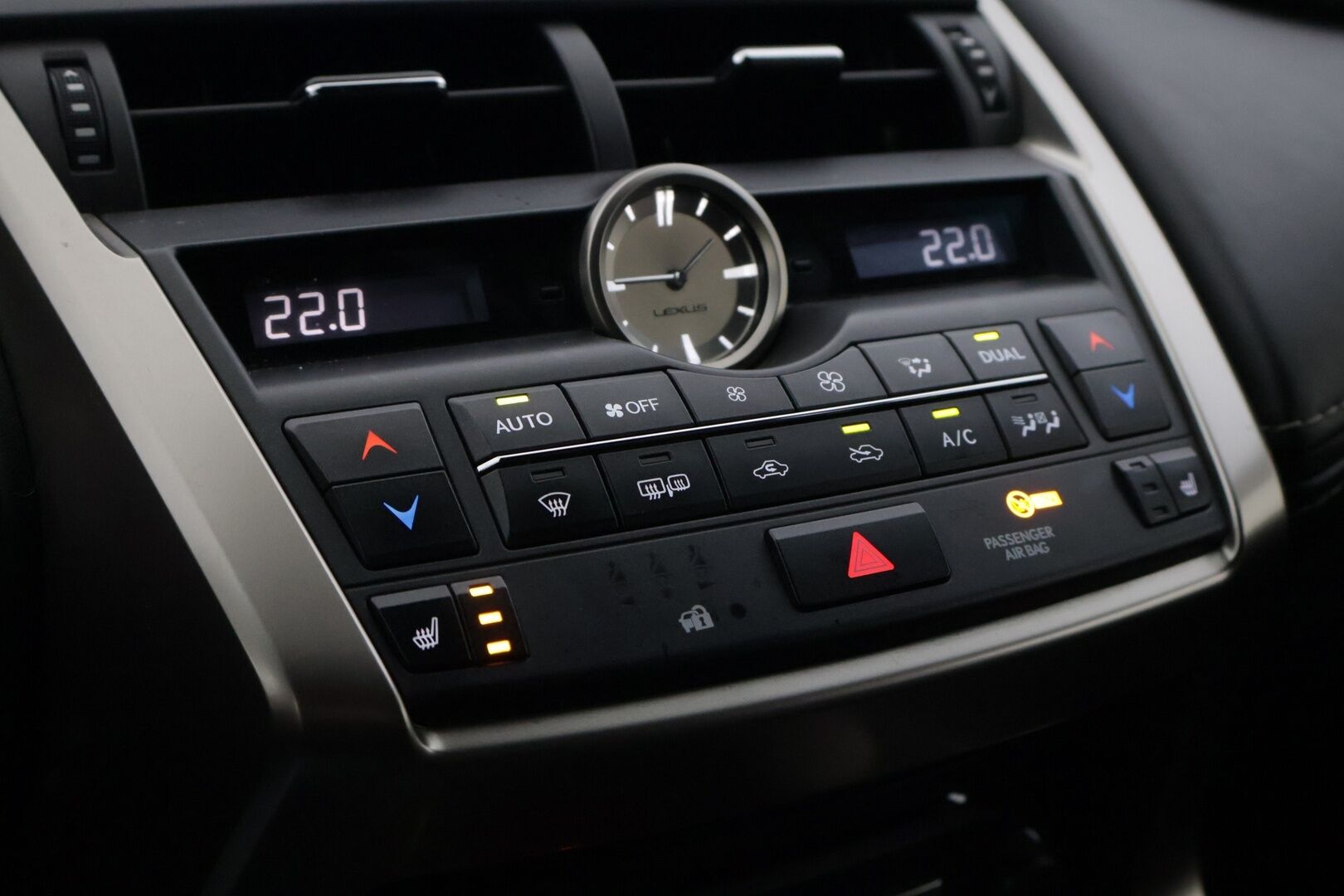 Lexus NX 2015 300H Hybrid A AWD F-Sport *ACC / Nahkasisusta / Sähköpenkit / Kattoluukku / Navi / Lohkolämmitin / P.kamera / S. Kontti* - *Loistava huoltohistoria! / Ohjauspyörän lämmitys / LED*