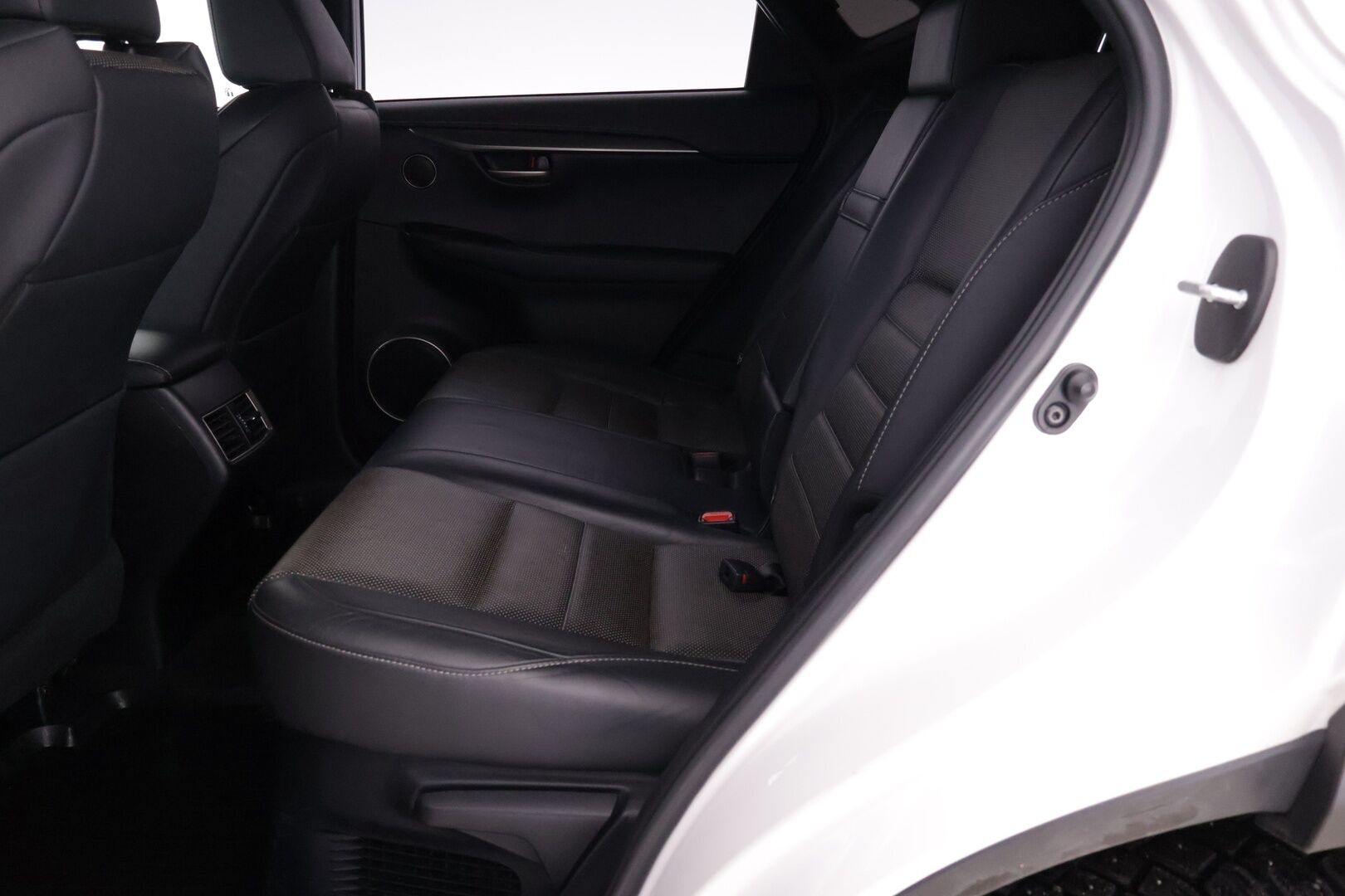 Lexus NX 2015 LEXUS NX300H Hybrid A AWD F-Sport *ACC / Nahkasisusta / Sähköpenkit / Kattoluukku / Navi / Lohkolämmitin / P.kamera / S.Luukku* - *Loistava huoltohistoria! / Ohjauspyörän lämmitys / LED*