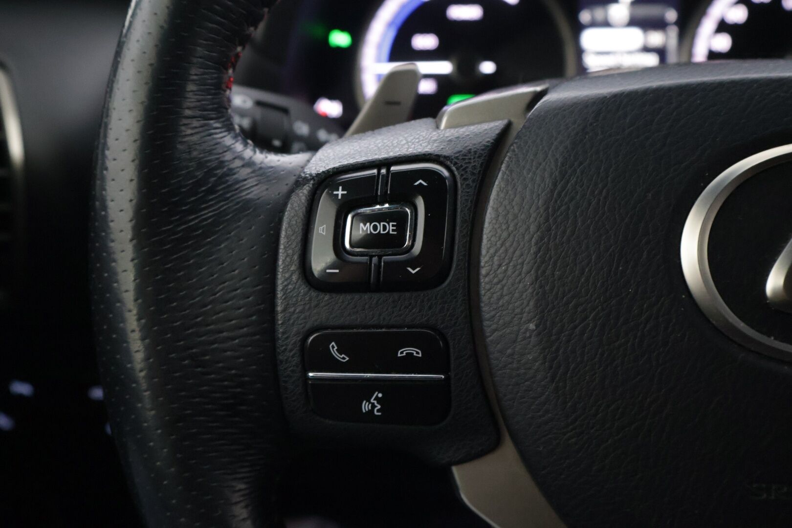 Lexus NX 2015 LEXUS NX300H Hybrid A AWD F-Sport *ACC / Nahkasisusta / Sähköpenkit / Kattoluukku / Navi / Lohkolämmitin / P.kamera / S.Luukku* - *Loistava huoltohistoria! / Ohjauspyörän lämmitys / LED*