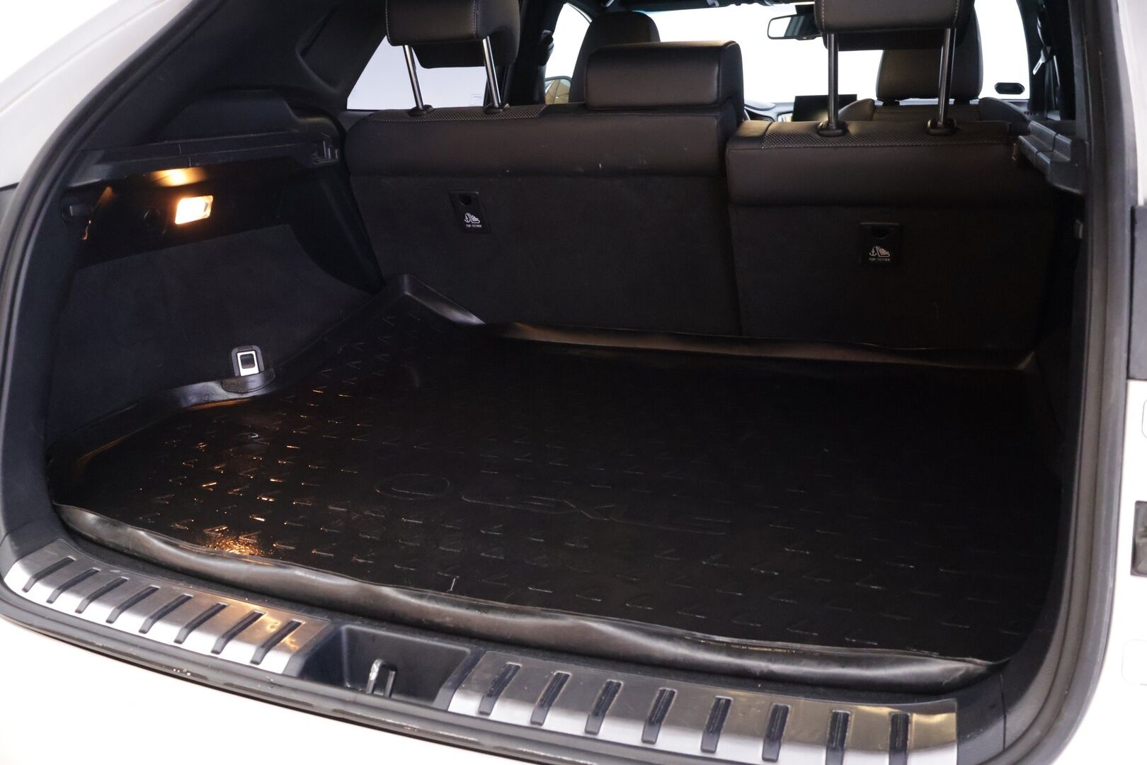 Lexus NX 2015 LEXUS NX300H Hybrid A AWD F-Sport *ACC / Nahkasisusta / Sähköpenkit / Kattoluukku / Navi / Lohkolämmitin / P.kamera / S.Luukku* - *Loistava huoltohistoria! / Ohjauspyörän lämmitys / LED*