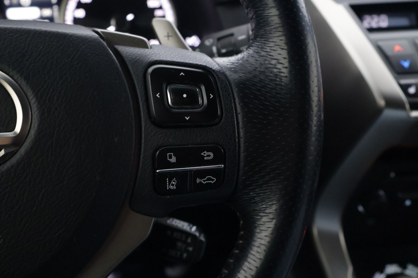 Lexus NX 2015 300H Hybrid A AWD F-Sport *ACC / Nahkasisusta / Sähköpenkit / Kattoluukku / Navi / Lohkolämmitin / P.kamera / S. Kontti* - *Loistava huoltohistoria! / Ohjauspyörän lämmitys / LED*