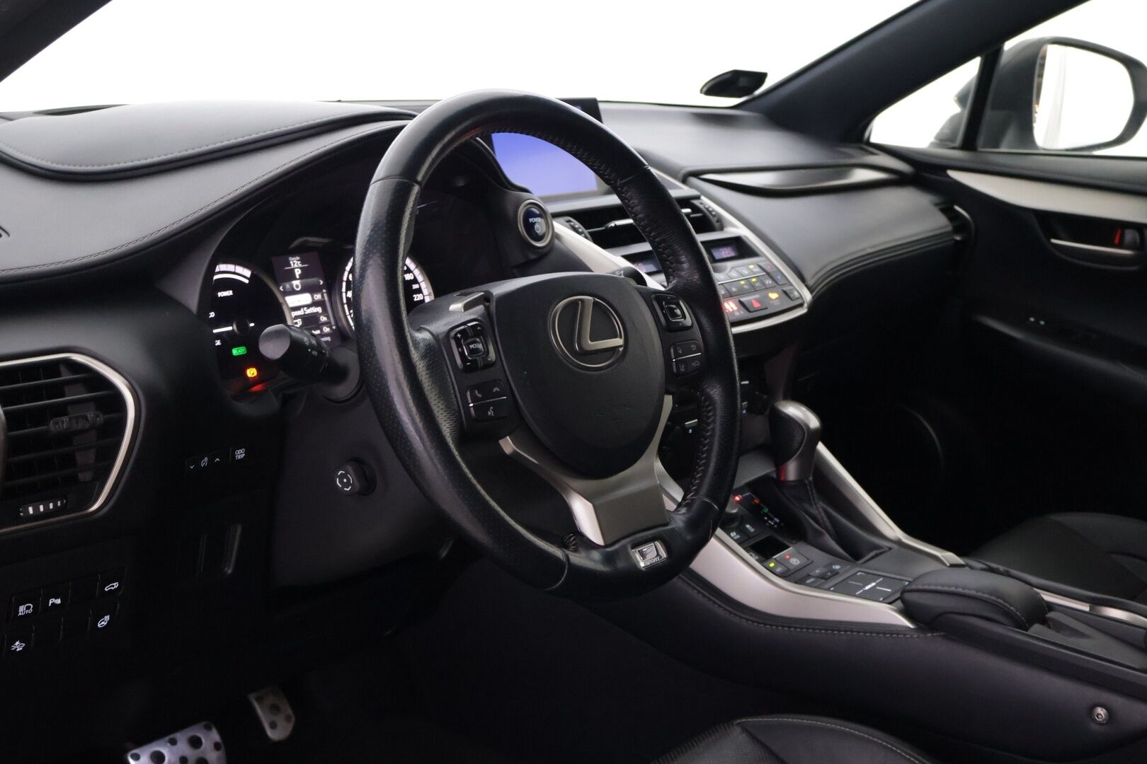 Lexus NX 2015 LEXUS NX300H Hybrid A AWD F-Sport *ACC / Nahkasisusta / Sähköpenkit / Kattoluukku / Navi / Lohkolämmitin / P.kamera / S.Luukku* - *Loistava huoltohistoria! / Ohjauspyörän lämmitys / LED*