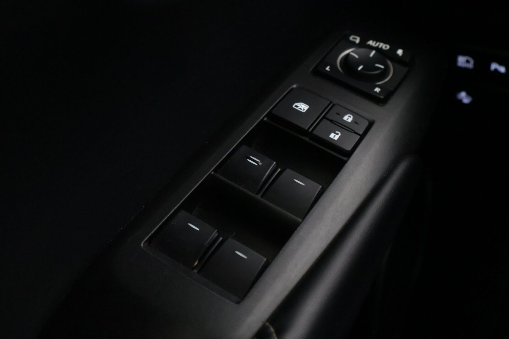 Lexus NX 2015 LEXUS NX300H Hybrid A AWD F-Sport *ACC / Nahkasisusta / Sähköpenkit / Kattoluukku / Navi / Lohkolämmitin / P.kamera / S.Luukku* - *Loistava huoltohistoria! / Ohjauspyörän lämmitys / LED*