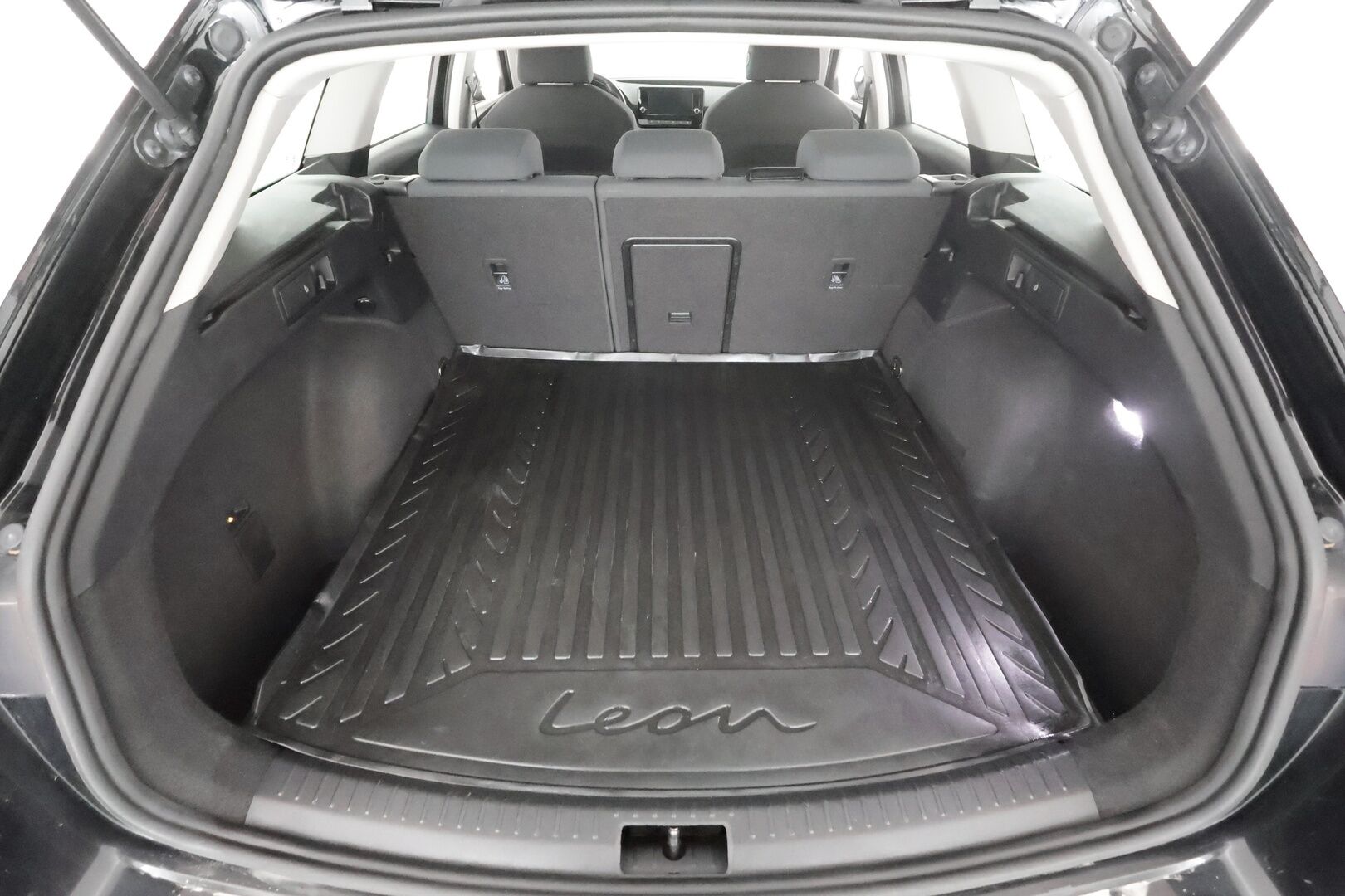 Seat Leon Sportstourer 2021 1,5 eTSI 150 Hybrid Style DSG * Webasto / Vetokoukku / Adapt.Vakkari / LED / Peruutustutkat / Navi - Suomi-auto / Kahdet renkaat aluvanteilla / Metalliväri - HULLUT AVAJAISHULINAT KORKOTARJOUS 3,29 %