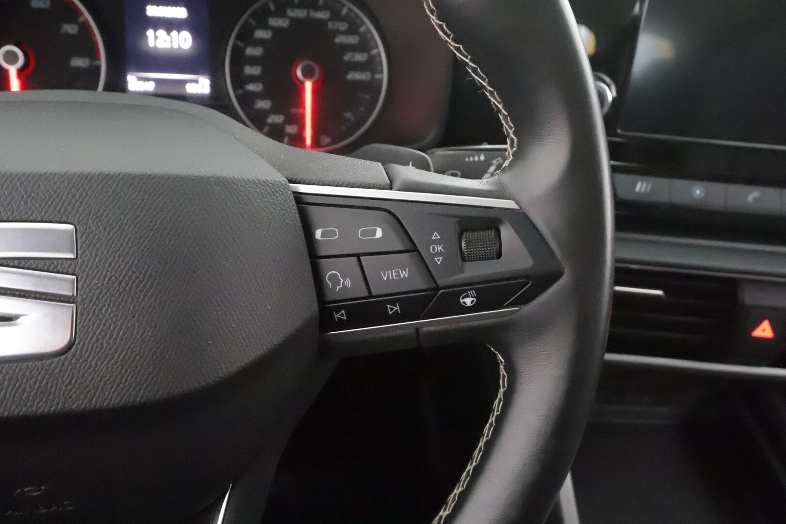 Seat Leon Sportstourer 2021 1,5 eTSI 150 Hybrid Style DSG * Webasto / Vetokoukku / Adapt.Vakkari / LED / Peruutustutkat / Navi - Suomi-auto / Kahdet renkaat aluvanteilla / Metalliväri