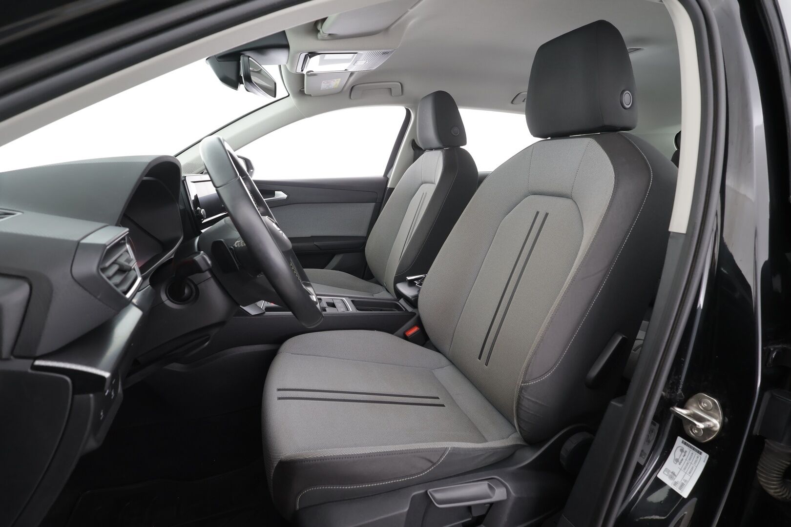 Seat Leon Sportstourer 2021 1,5 eTSI 150 Hybrid Style DSG * Webasto / Vetokoukku / Adapt.Vakkari / LED / Peruutustutkat / Navi - Suomi-auto / Kahdet renkaat aluvanteilla / Metalliväri - HULLUT AVAJAISHULINAT KORKOTARJOUS 3,29 %