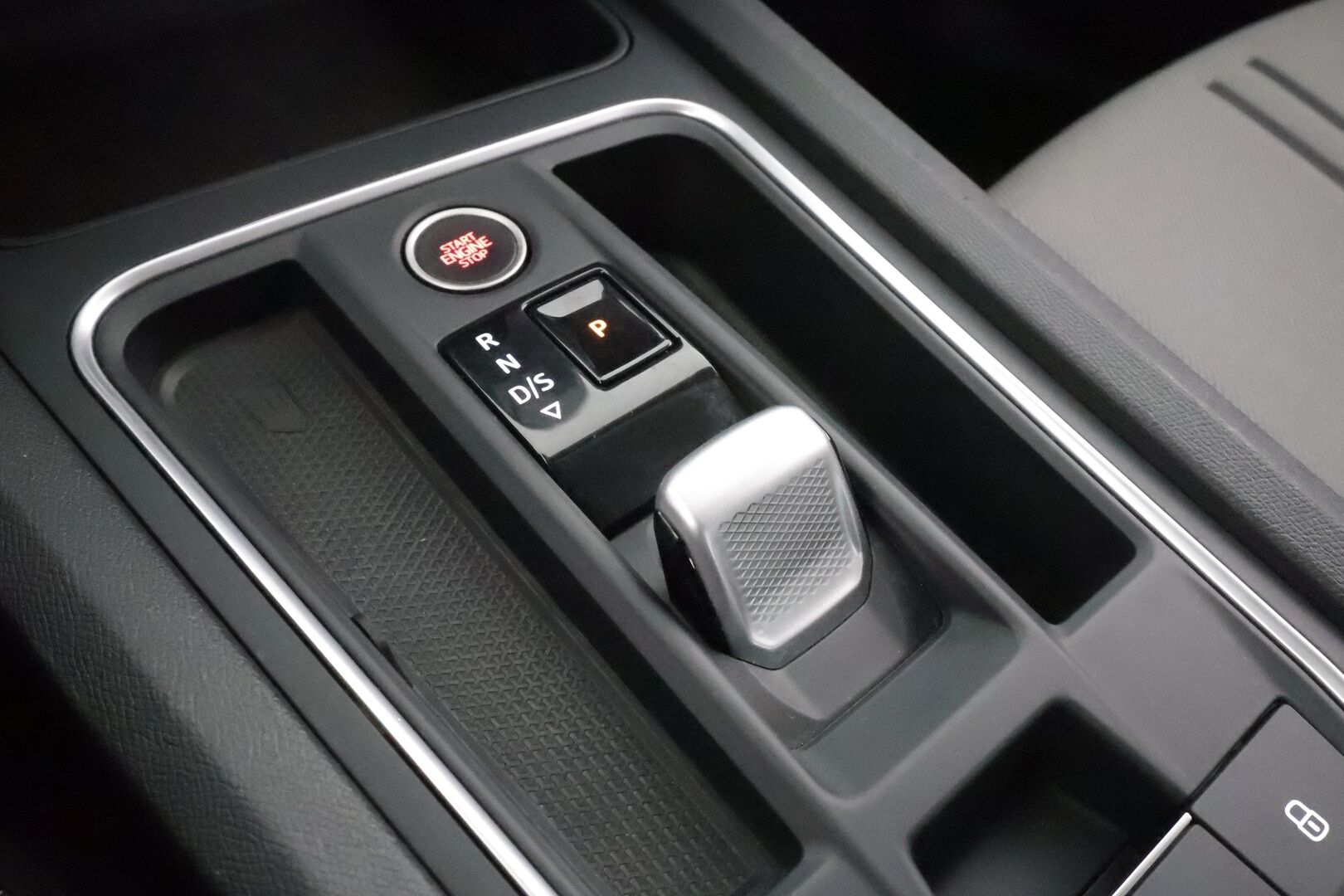 Seat Leon Sportstourer 2021 1,5 eTSI 150 Hybrid Style DSG * Webasto / Vetokoukku / Adapt.Vakkari / LED / Peruutustutkat / Navi - Suomi-auto / Kahdet renkaat aluvanteilla / Metalliväri