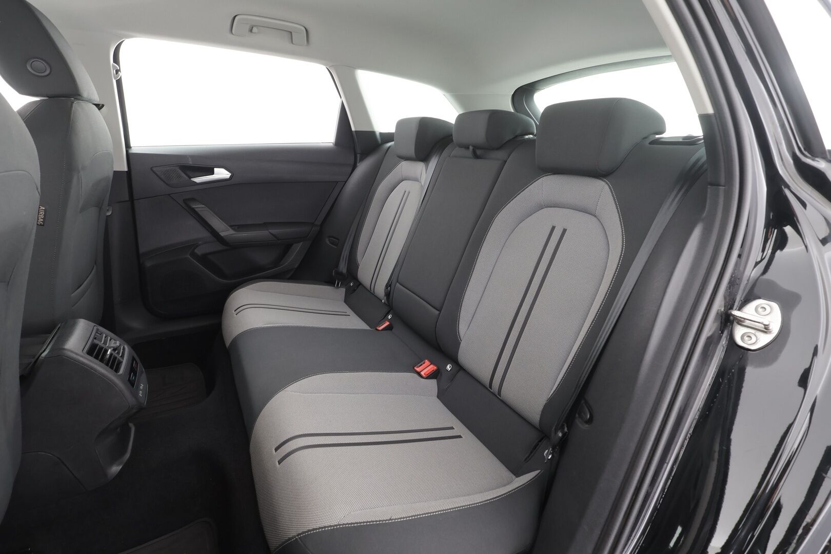 Seat Leon Sportstourer 2021 1,5 eTSI 150 Hybrid Style DSG * Webasto / Vetokoukku / Adapt.Vakkari / LED / Peruutustutkat / Navi - Suomi-auto / Kahdet renkaat aluvanteilla / Metalliväri