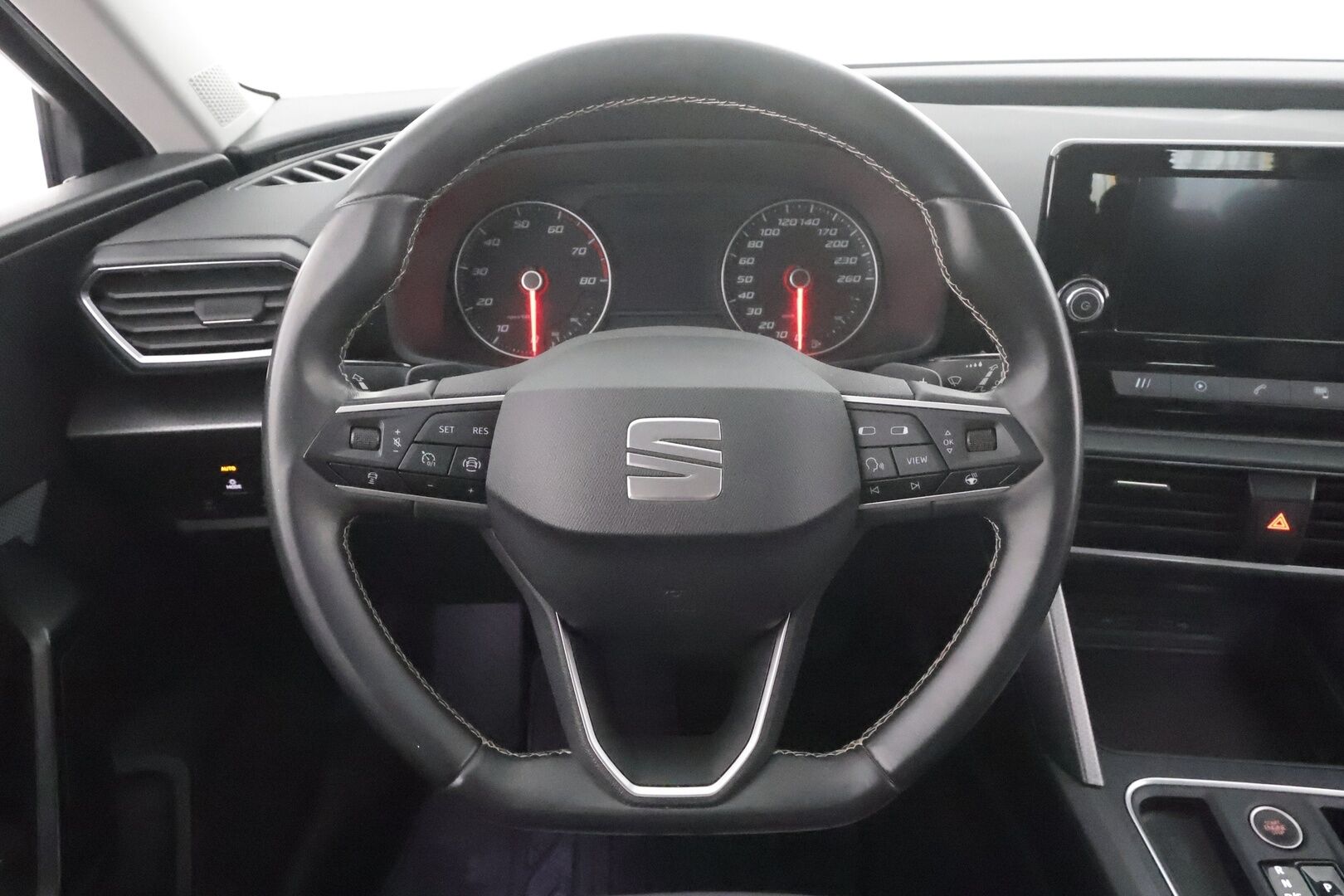 Seat Leon Sportstourer 2021 1,5 eTSI 150 Hybrid Style DSG * Webasto / Vetokoukku / Adapt.Vakkari / LED / Peruutustutkat / Navi - Suomi-auto / Kahdet renkaat aluvanteilla / Metalliväri
