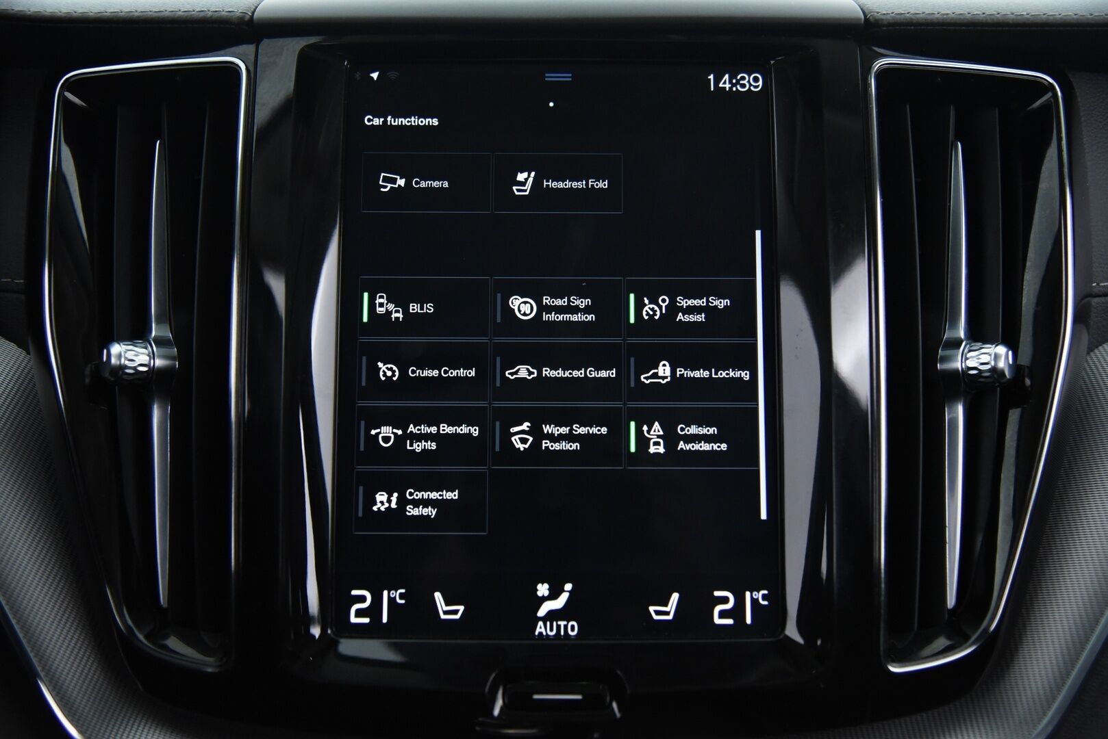 Volvo XC60 2019 T8 AWD Inscription aut / Webasto / Adapt.vak & Pilot assist / Muistipenkki / Keyless / VOC / P-kamera - 3,99 % KORKOTARJOUS TÄHÄN AUTOON 31.8. ASTI! - Four-C ilmajousitus / Sensus navi / 2-om Suomi-auto / 