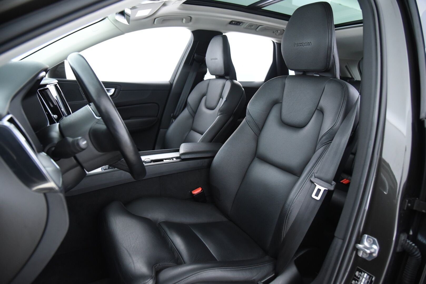 Volvo XC60 2019 T8 AWD Inscription aut / Webasto / Adapt.vak & Pilot assist / Muistipenkki / Keyless / VOC / P-kamera - 3,99 % KORKOTARJOUS TÄHÄN AUTOON 31.8. ASTI! - Four-C ilmajousitus / Sensus navi / 2-om Suomi-auto / 