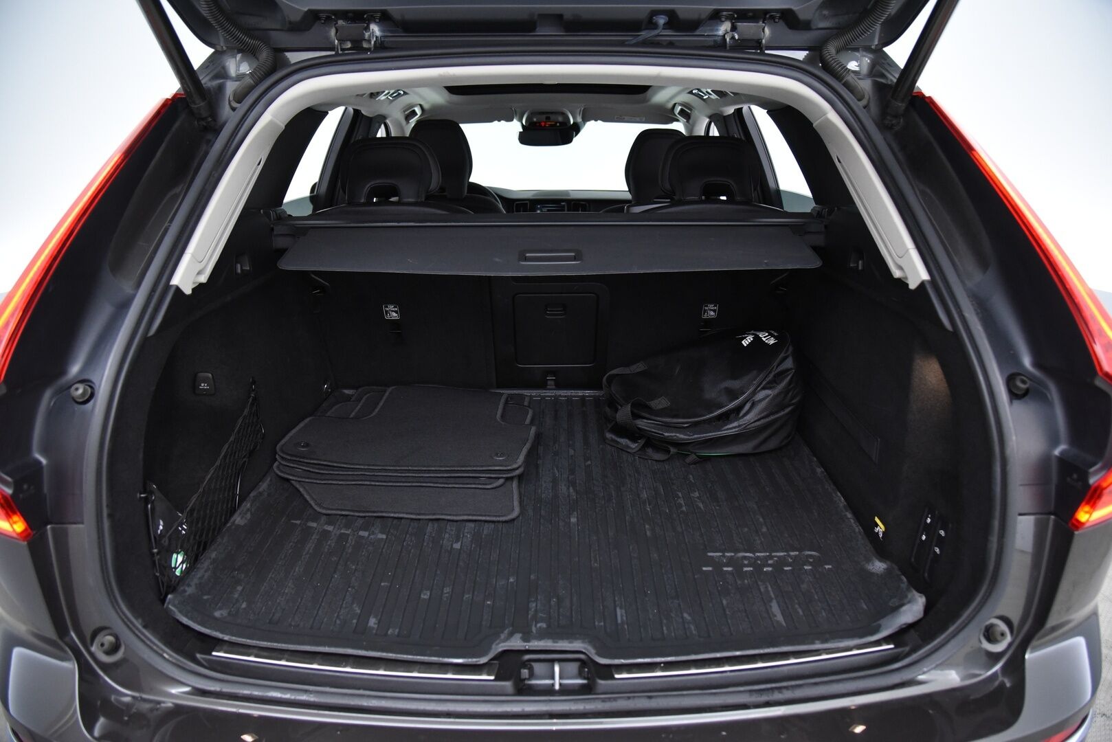 Volvo XC60 2019 T8 AWD Inscription aut / Webasto / Adapt.vak & Pilot assist / Muistipenkki / Keyless / VOC / P-kamera - 3,99 % KORKOTARJOUS TÄHÄN AUTOON 31.8. ASTI! - Four-C ilmajousitus / Sensus navi / 2-om Suomi-auto / 