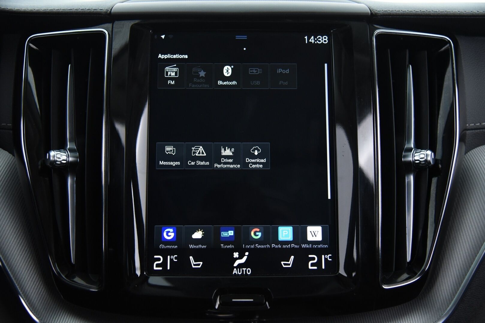 Volvo XC60 2019 T8 AWD Inscription aut / Webasto / Adapt.vak & Pilot assist / Muistipenkki / Keyless / VOC / P-kamera - 3,99 % KORKOTARJOUS TÄHÄN AUTOON 31.8. ASTI! - Four-C ilmajousitus / Sensus navi / 2-om Suomi-auto / 