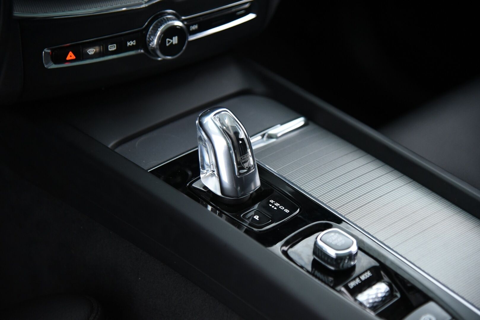 Volvo XC60 2019 T8 AWD Inscription aut / Webasto / Adapt.vak & Pilot assist / Muistipenkki / Keyless / VOC / P-kamera - 3,99 % KORKOTARJOUS TÄHÄN AUTOON 31.8. ASTI! - Four-C ilmajousitus / Sensus navi / 2-om Suomi-auto / 
