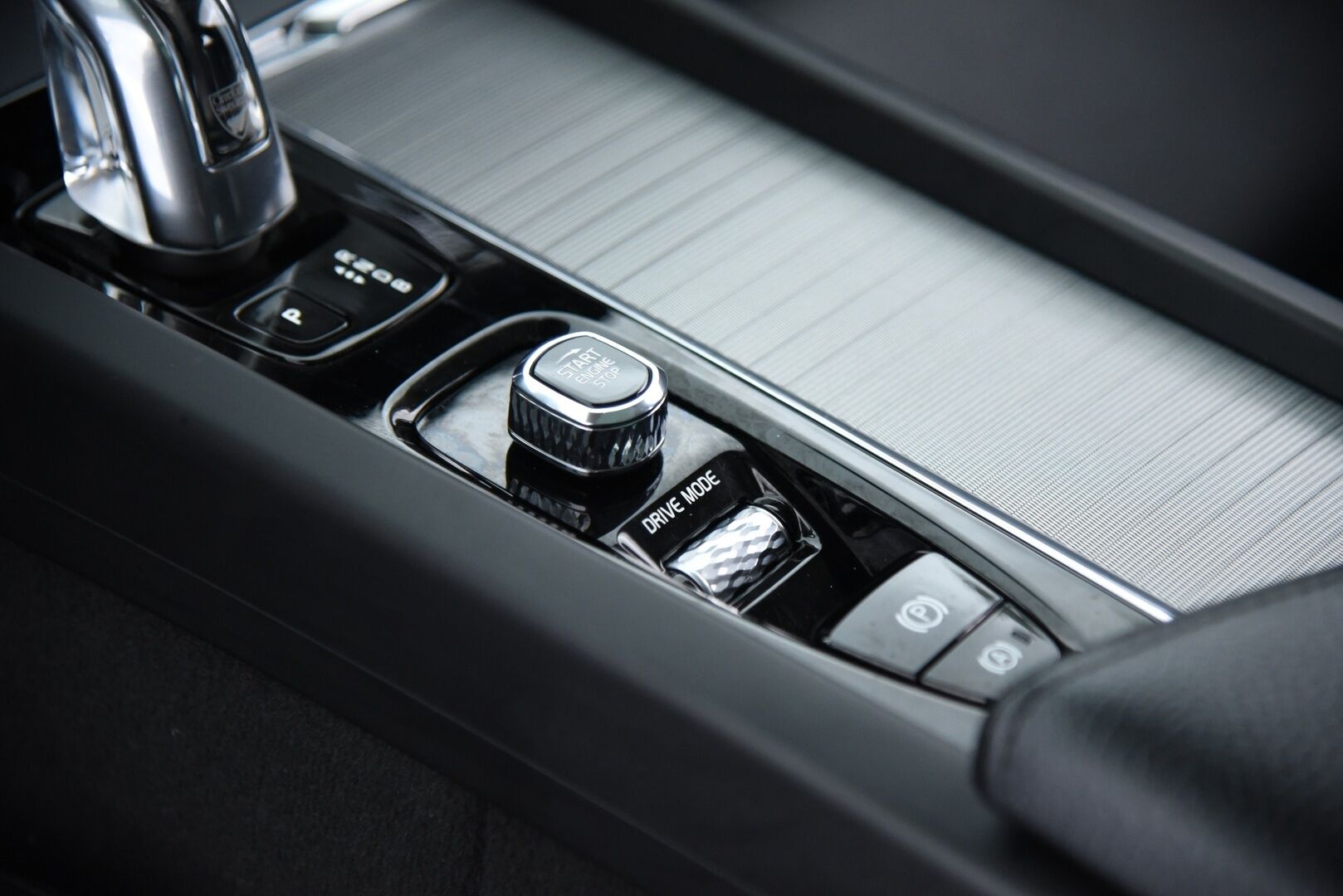 Volvo XC60 2019 T8 AWD Inscription aut / Webasto / Adapt.vak & Pilot assist / Muistipenkki / Keyless / VOC / P-kamera - 3,99 % KORKOTARJOUS TÄHÄN AUTOON 31.8. ASTI! - Four-C ilmajousitus / Sensus navi / 2-om Suomi-auto / 