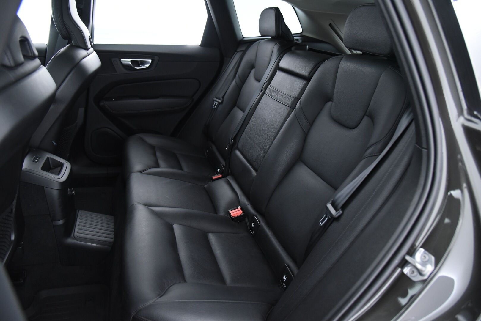 Volvo XC60 2019 T8 AWD Inscription aut / Webasto / Adapt.vak & Pilot assist / Muistipenkki / Keyless / VOC / P-kamera - 3,99 % KORKOTARJOUS TÄHÄN AUTOON 31.8. ASTI! - Four-C ilmajousitus / Sensus navi / 2-om Suomi-auto / 