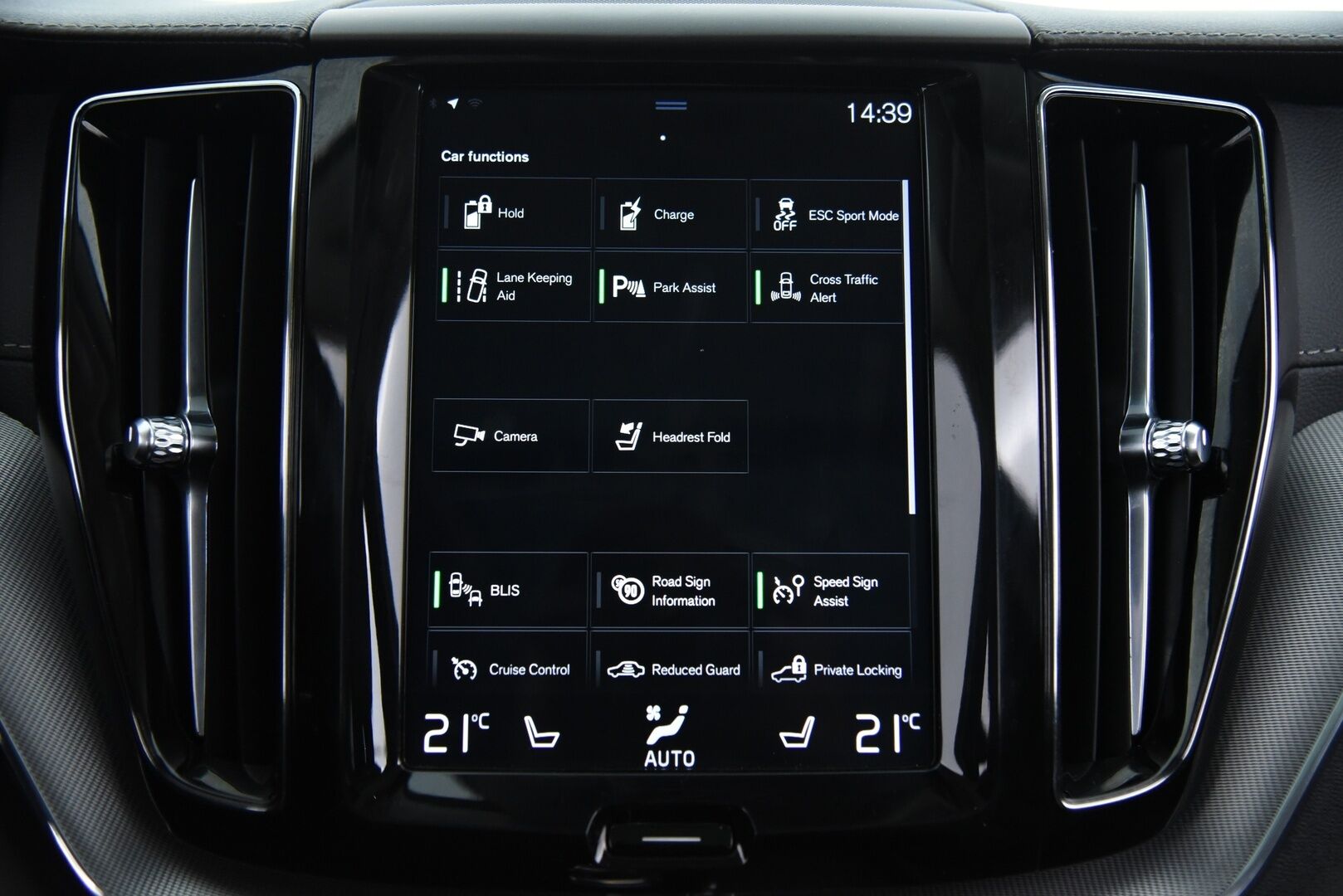 Volvo XC60 2019 T8 AWD Inscription aut / Webasto / Adapt.vak & Pilot assist / Muistipenkki / Keyless / VOC / P-kamera - 3,99 % KORKOTARJOUS TÄHÄN AUTOON 31.8. ASTI! - Four-C ilmajousitus / Sensus navi / 2-om Suomi-auto / 