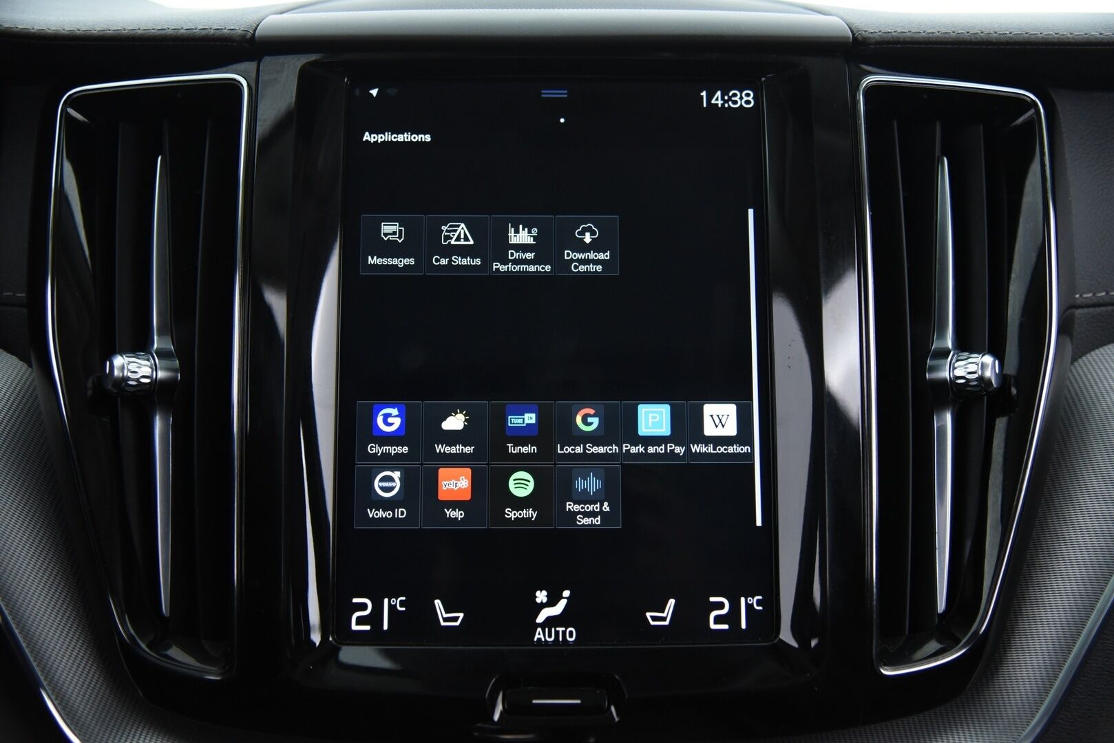 Volvo XC60 2019 T8 AWD Inscription aut / Webasto / Adapt.vak & Pilot assist / Muistipenkki / Keyless / VOC / P-kamera - 3,99 % KORKOTARJOUS TÄHÄN AUTOON 31.8. ASTI! - Four-C ilmajousitus / Sensus navi / 2-om Suomi-auto / 
