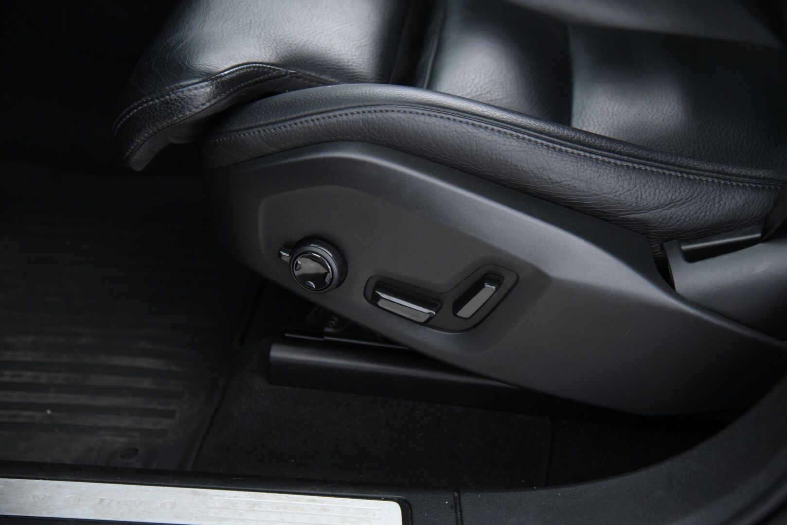 Volvo XC60 2019 T8 AWD Inscription aut / Webasto / Adapt.vak & Pilot assist / Muistipenkki / Keyless / VOC / P-kamera - 3,99 % KORKOTARJOUS TÄHÄN AUTOON 31.8. ASTI! - Four-C ilmajousitus / Sensus navi / 2-om Suomi-auto / 