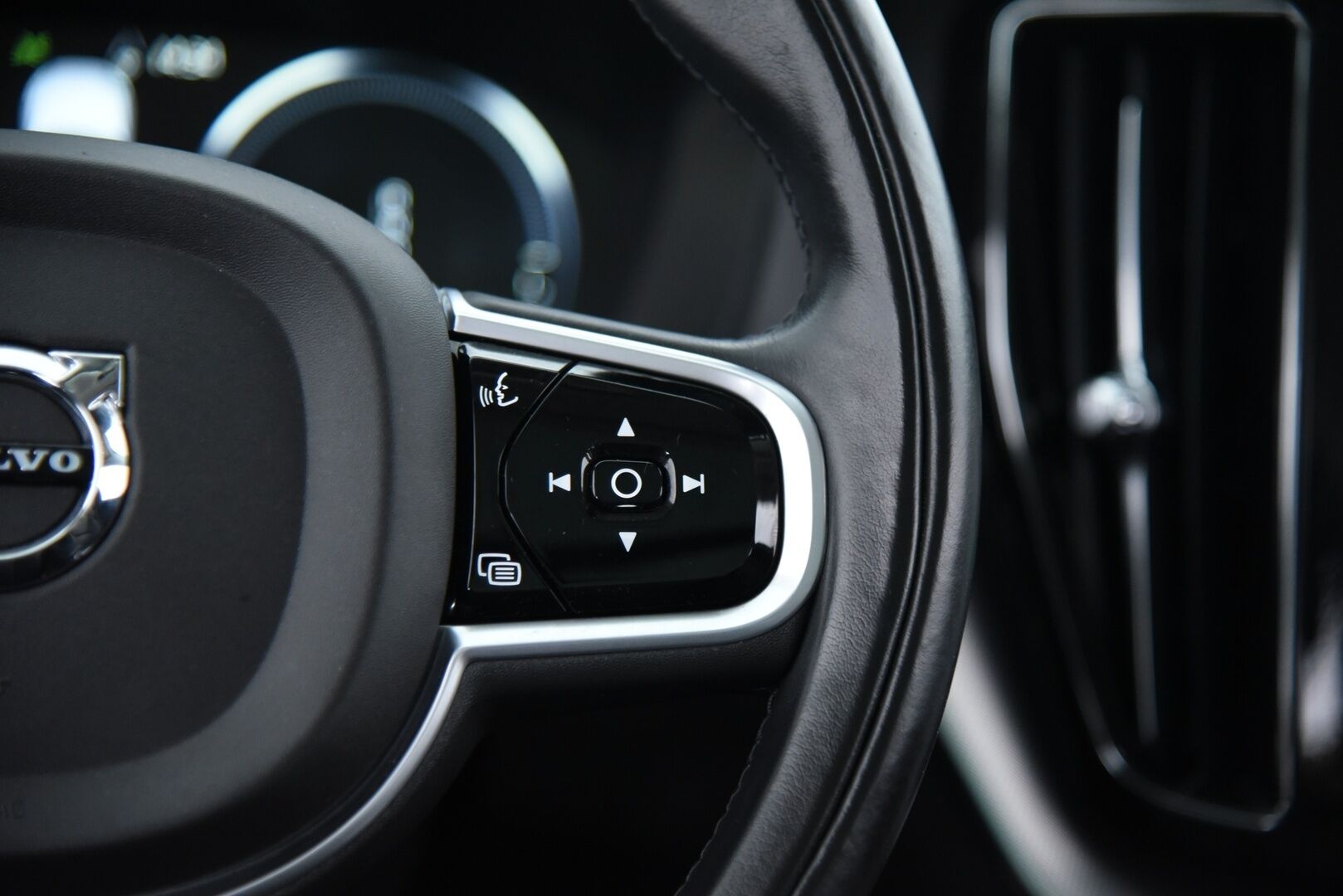 Volvo XC60 2019 T8 AWD Inscription aut / Webasto / Adapt.vak & Pilot assist / Muistipenkki / Keyless / VOC / P-kamera - 3,99 % KORKOTARJOUS TÄHÄN AUTOON 31.8. ASTI! - Four-C ilmajousitus / Sensus navi / 2-om Suomi-auto / 