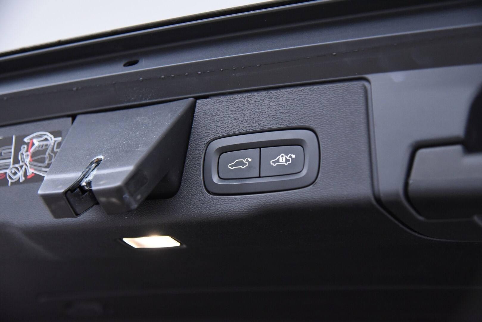Volvo XC60 2019 T8 AWD Inscription aut / Webasto / Adapt.vak & Pilot assist / Muistipenkki / Keyless / VOC / P-kamera - 3,99 % KORKOTARJOUS TÄHÄN AUTOON 31.8. ASTI! - Four-C ilmajousitus / Sensus navi / 2-om Suomi-auto / 