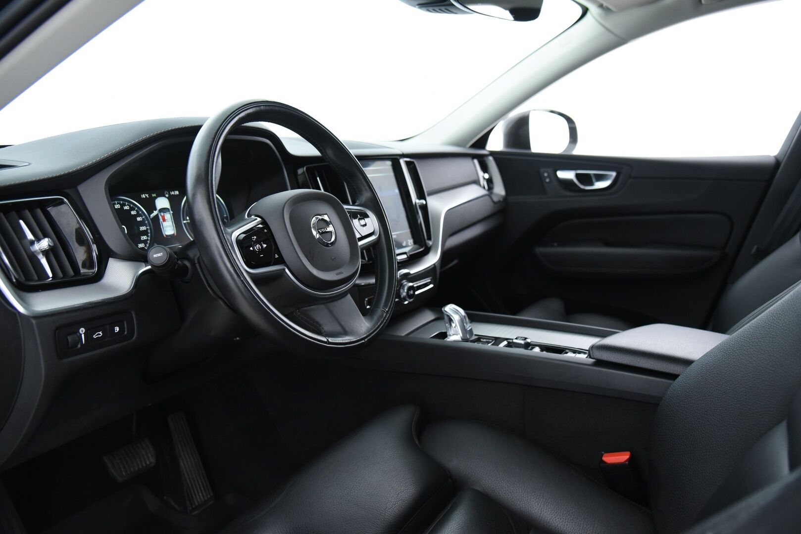 Volvo XC60 2019 T8 AWD Inscription aut / Webasto / Adapt.vak & Pilot assist / Muistipenkki / Keyless / VOC / P-kamera - 3,99 % KORKOTARJOUS TÄHÄN AUTOON 31.8. ASTI! - Four-C ilmajousitus / Sensus navi / 2-om Suomi-auto / 