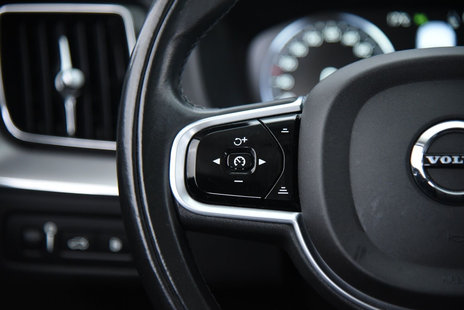 Volvo XC60 2019 T8 AWD Inscription aut / Webasto / Adapt.vak & Pilot assist / Muistipenkki / Keyless / VOC / P-kamera - 3,99 % KORKOTARJOUS TÄHÄN AUTOON 31.8. ASTI! - Four-C ilmajousitus / Sensus navi / 2-om Suomi-auto / 
