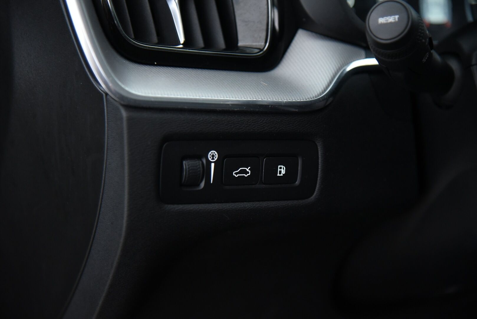 Volvo XC60 2019 T8 AWD Inscription aut / Webasto / Adapt.vak & Pilot assist / Muistipenkki / Keyless / VOC / P-kamera - 3,99 % KORKOTARJOUS TÄHÄN AUTOON 31.8. ASTI! - Four-C ilmajousitus / Sensus navi / 2-om Suomi-auto / 